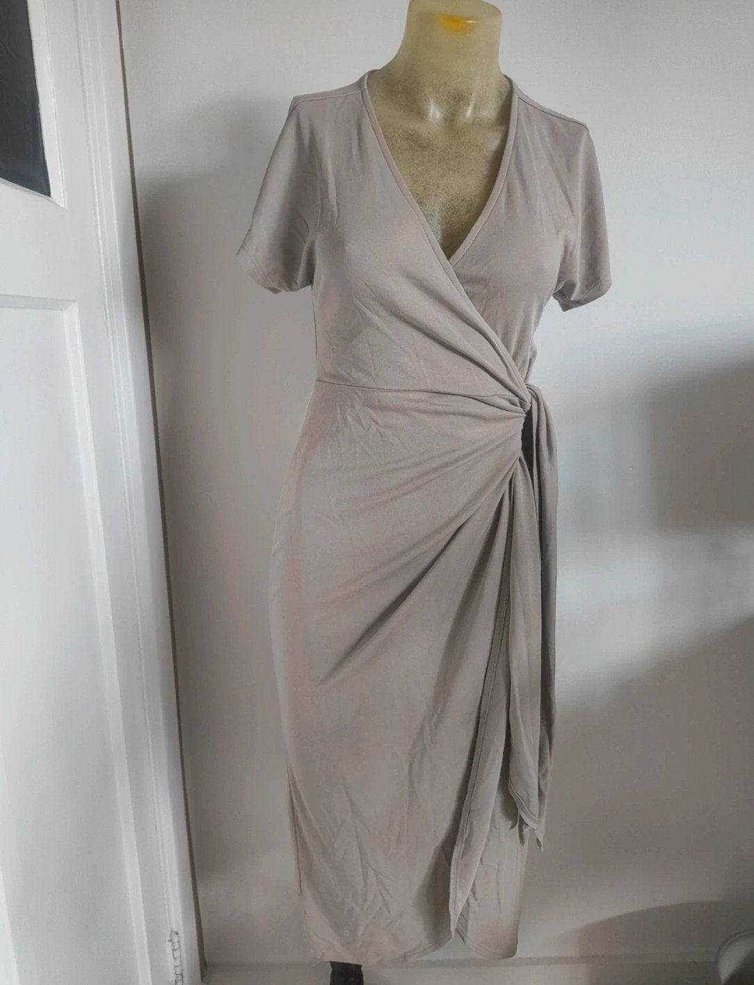 Monki jurk - XS, Kleding | Dames, Jurken, Beige, Ophalen of Verzenden, Zo goed als nieuw, Knielengte