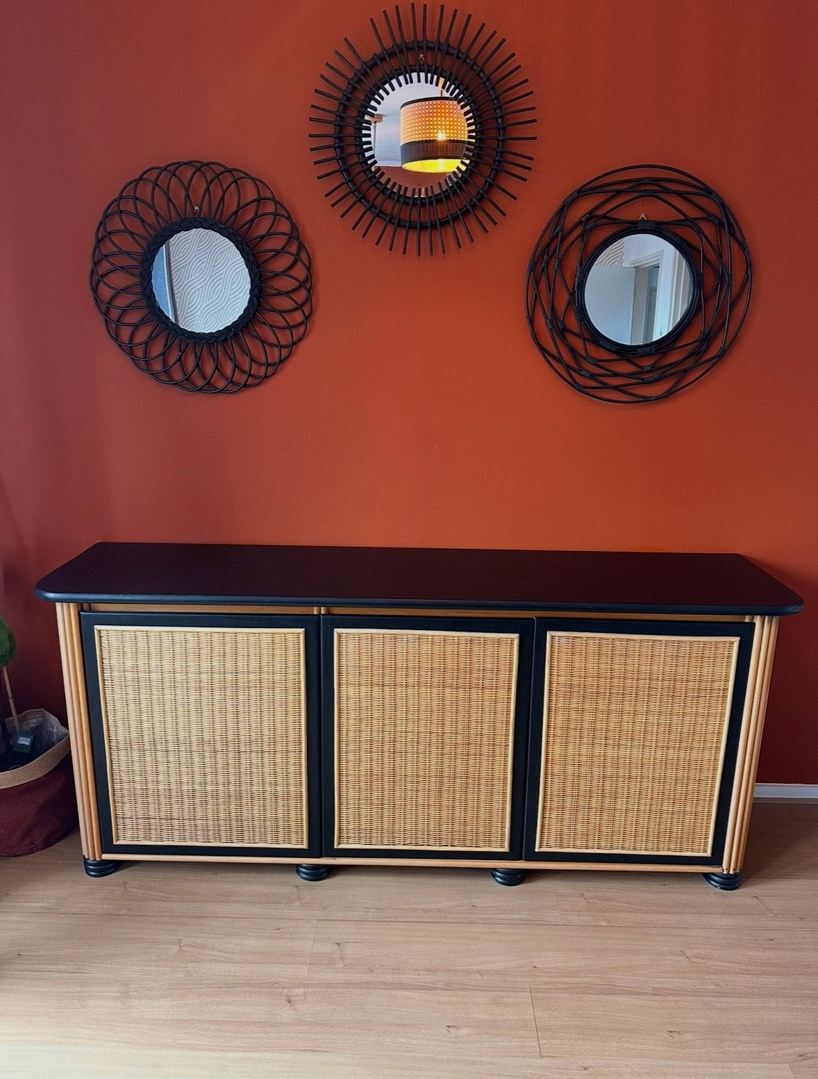 Massief houten dressoir met rotan deuren, zwart geverfd, Ophalen, Gebruikt, 150 tot 200 cm, 25 tot 50 cm