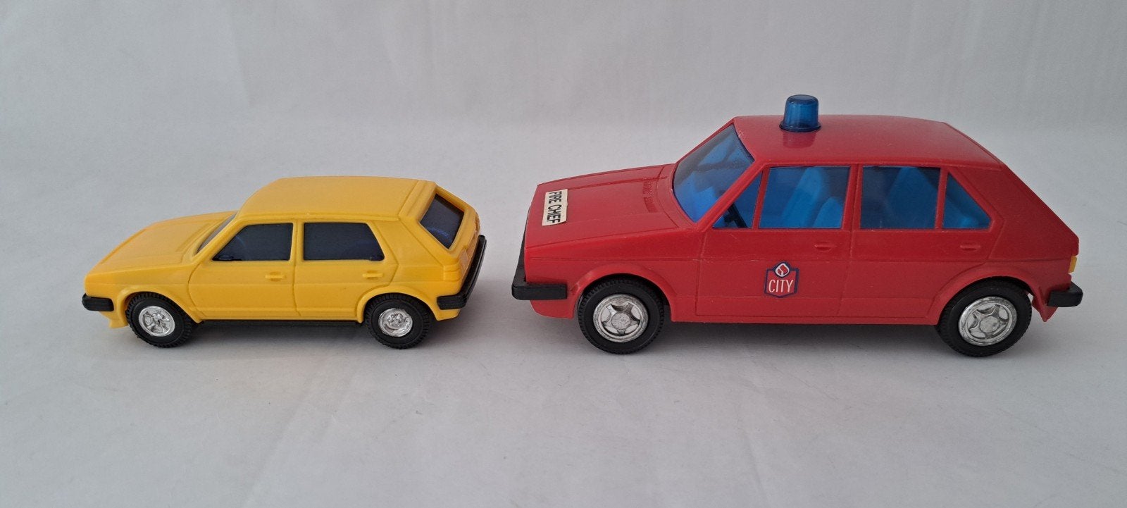 2 x VW Golf, type 1 en type 2, plastic, made in Hong Kong, Ophalen of Verzenden, Zo goed als nieuw, Auto