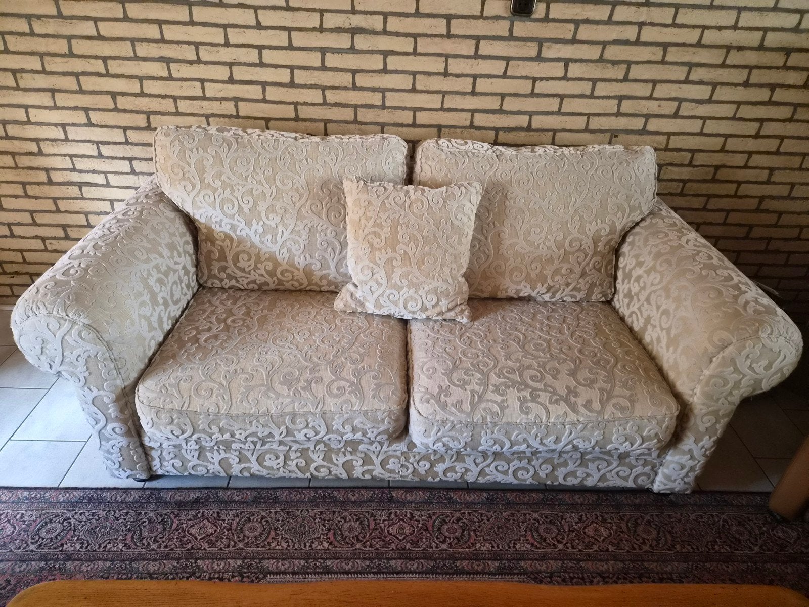Beige tweezitsbank met sierlijke patronen, Ophalen, Gebruikt, 150 tot 200 cm, Tweepersoons