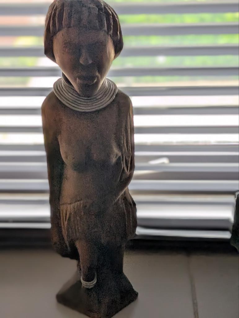 Afrikaans houtsnijwerk vrouw met ketting, Ophalen of Verzenden