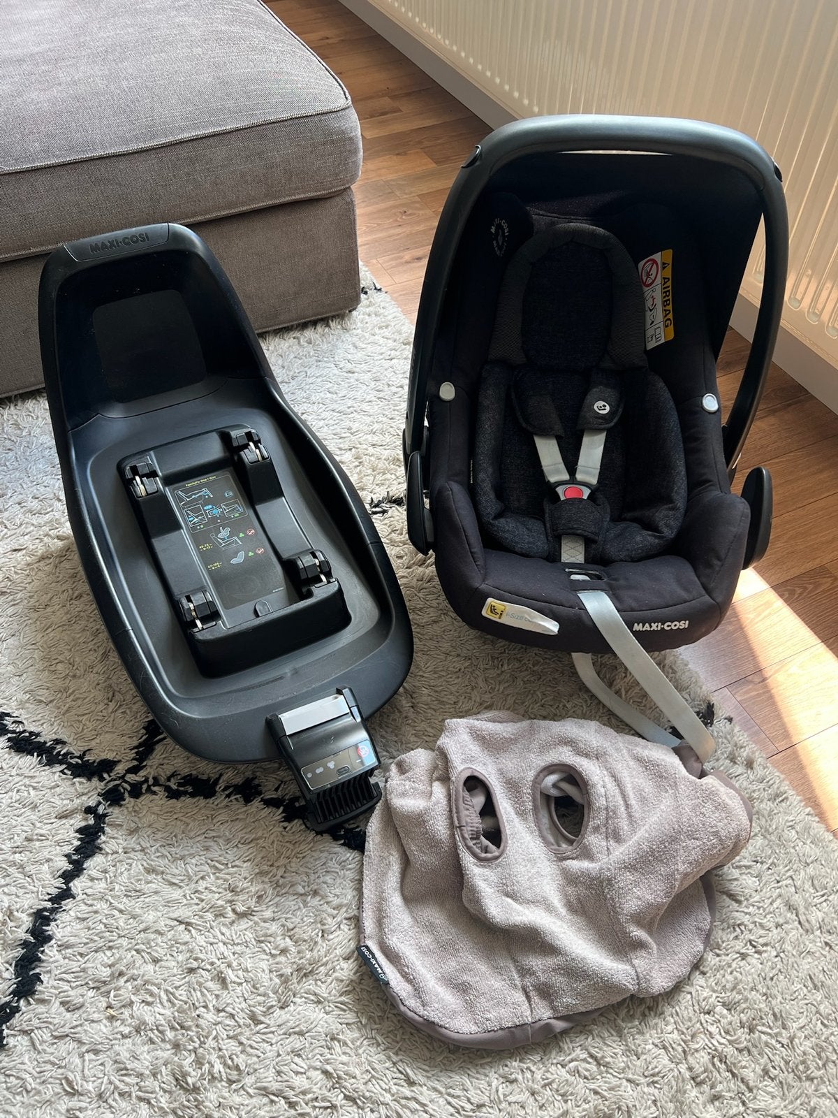 Maxi-Cosi Rock (Nomad Black) + FamilyFix One i-Size Base, Ophalen, Autogordel of Isofix, Verstelbare rugleuning, Zo goed als nieuw