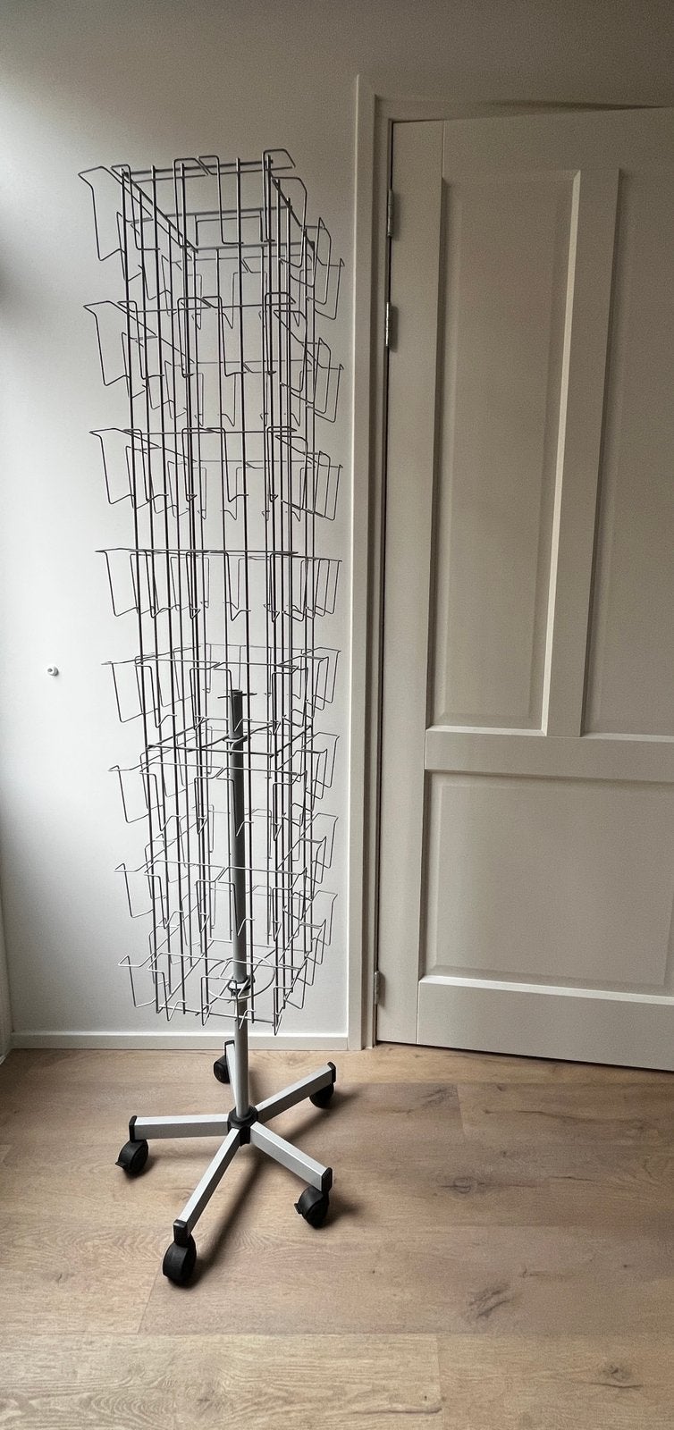 Lichtgrijze kaartenmolen/standaard, 64-vaks, Ophalen