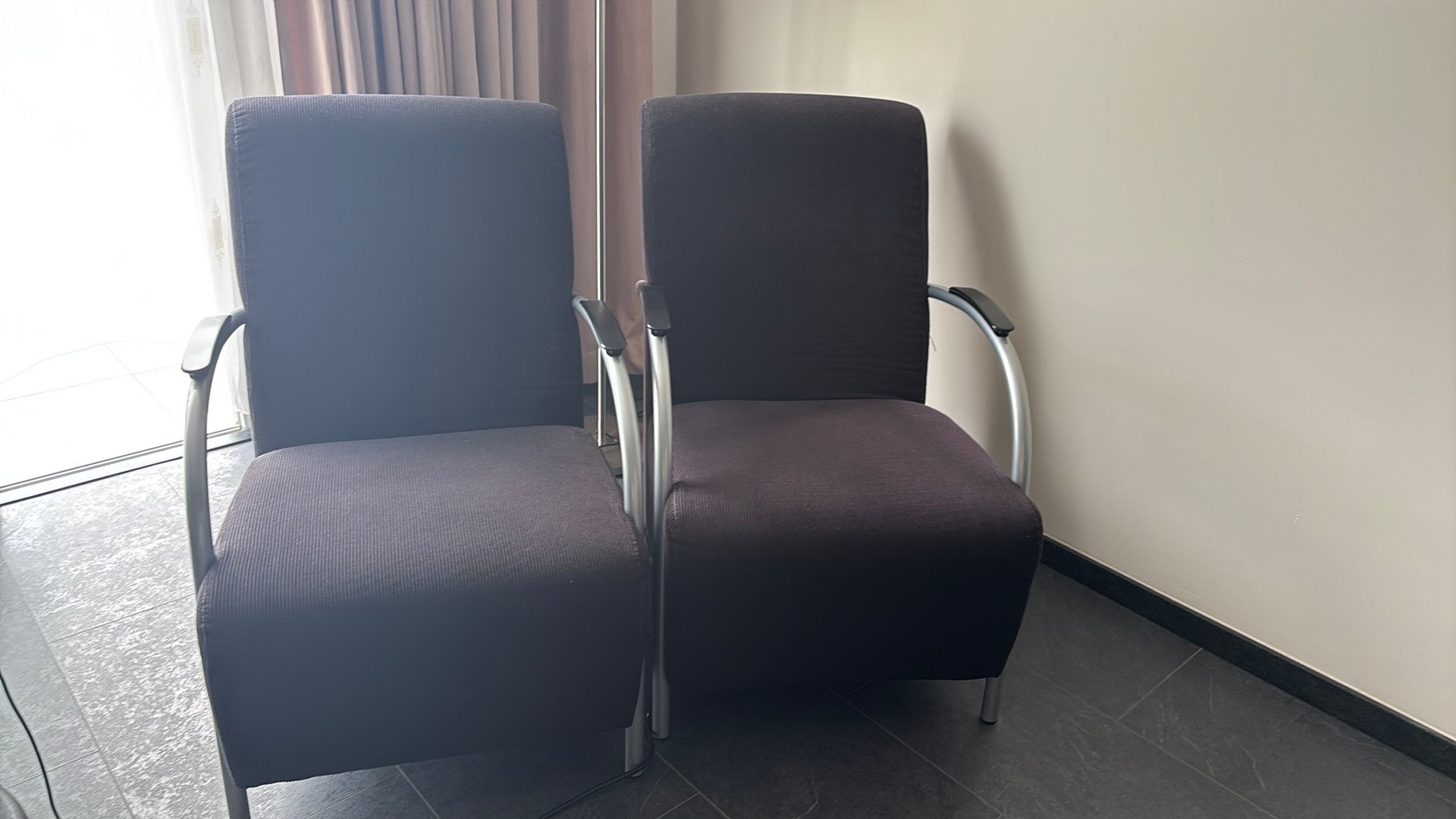 2 gestoffeerde stoelen met armleuningen antraciet zwart, Ophalen, Gebruikt, Twee, Zwart
