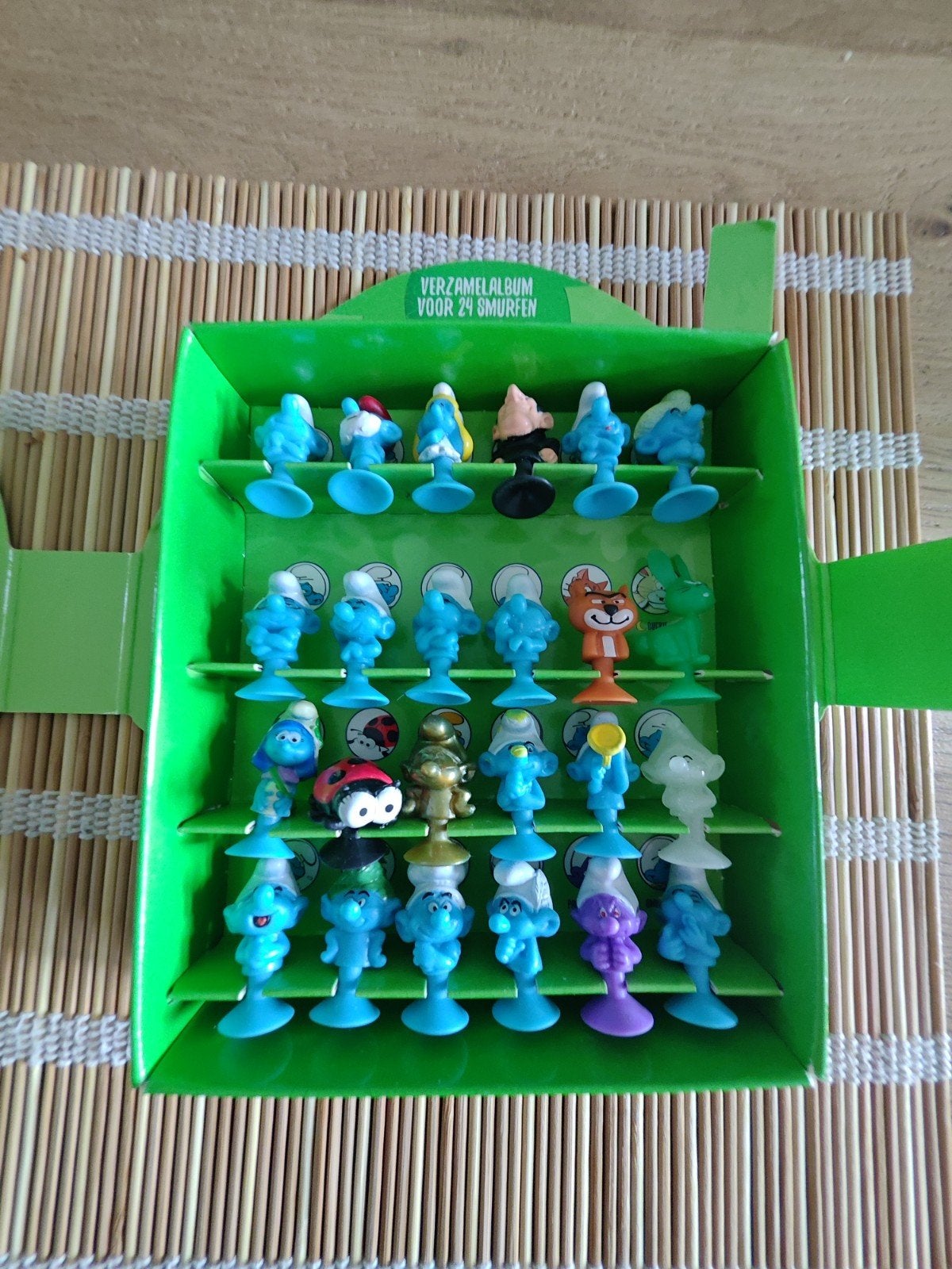 Verzamelalbum 24 Smurfen compleet - Plus actie, Ophalen of Verzenden