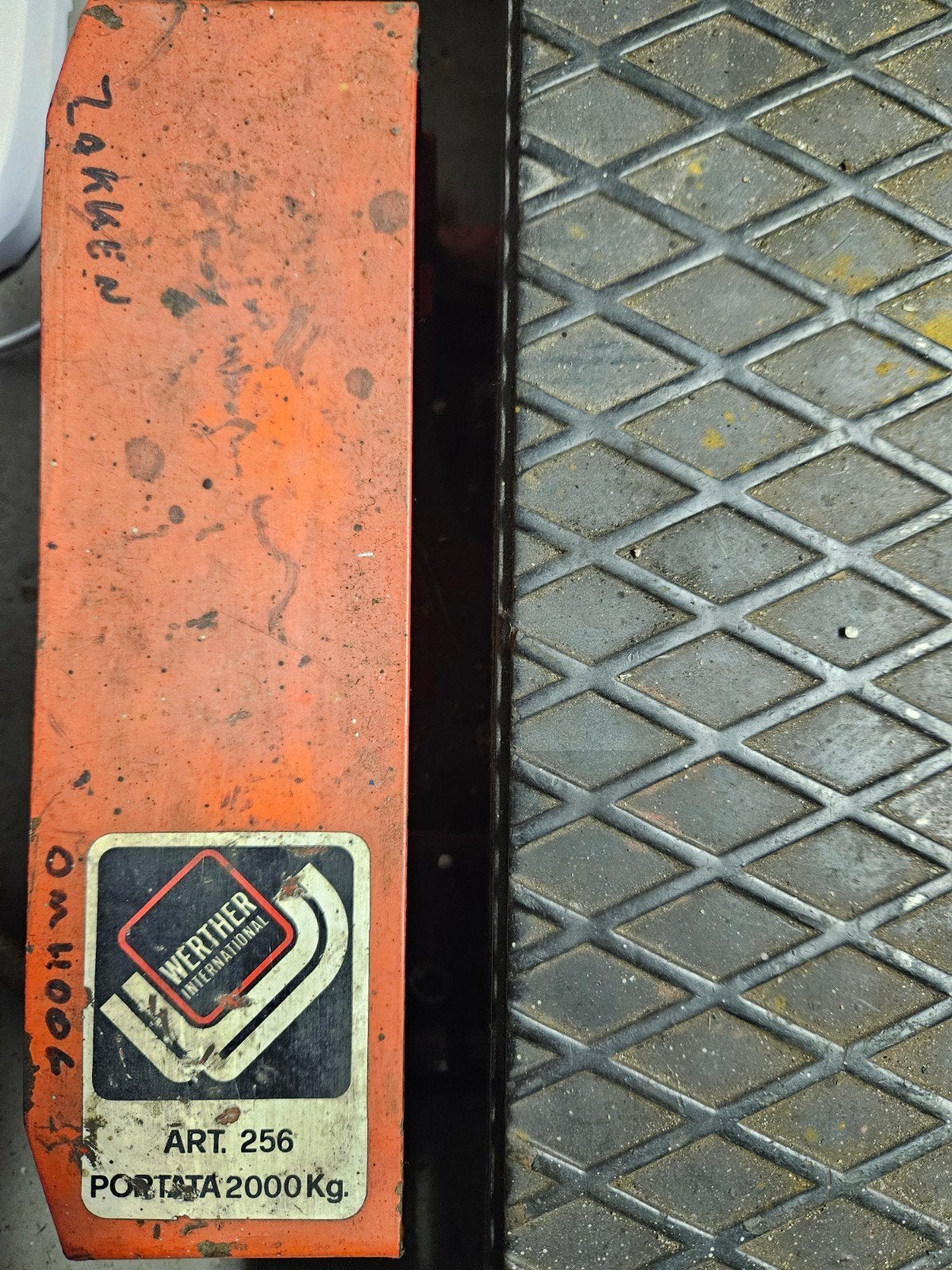 Werther International 2000kg schaarlift, Ophalen