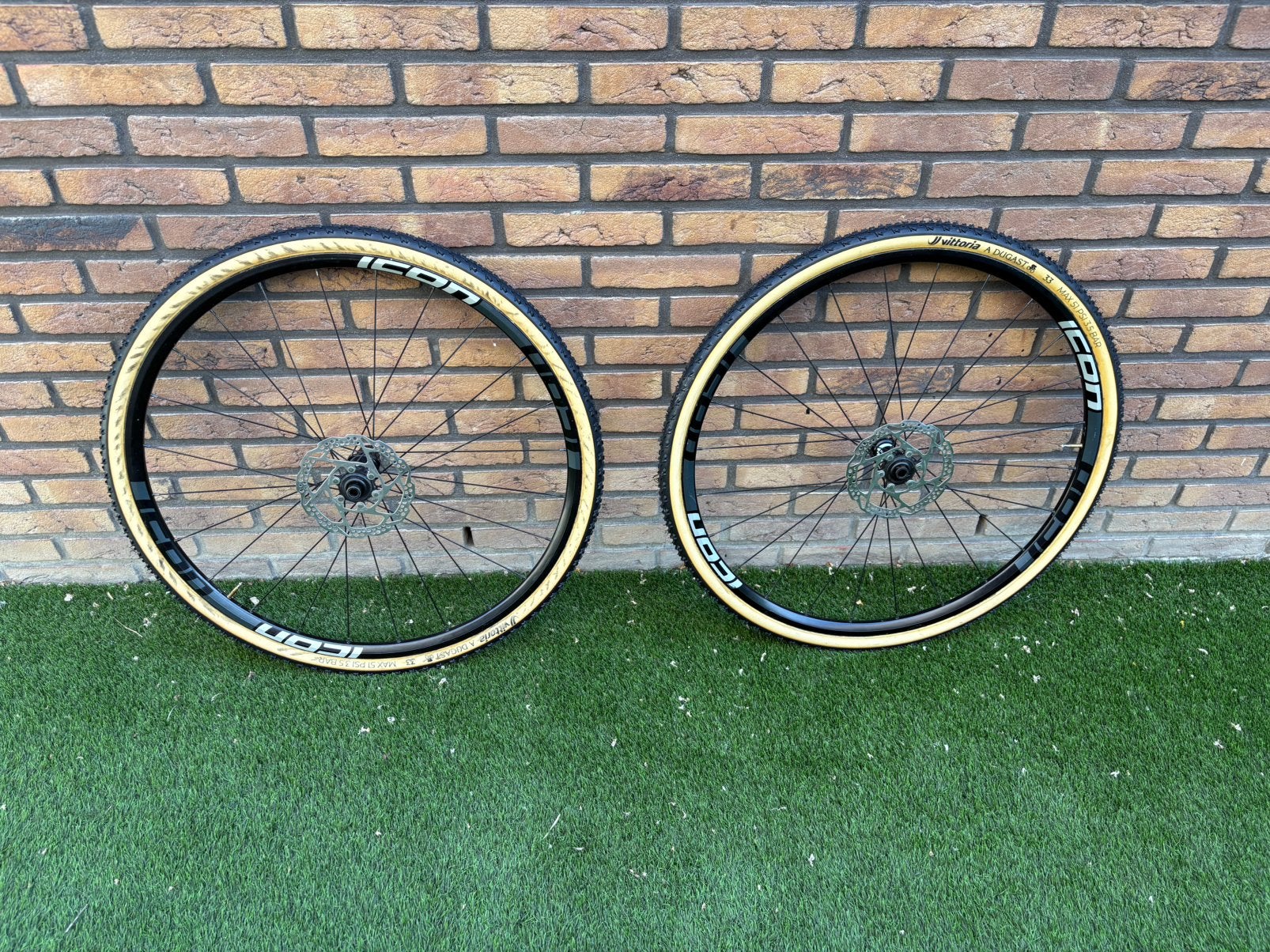 A. Dugast Rhino - Icon wielset, Fietsen en Brommers, Fietsonderdelen, Ophalen of Verzenden, Zo goed als nieuw