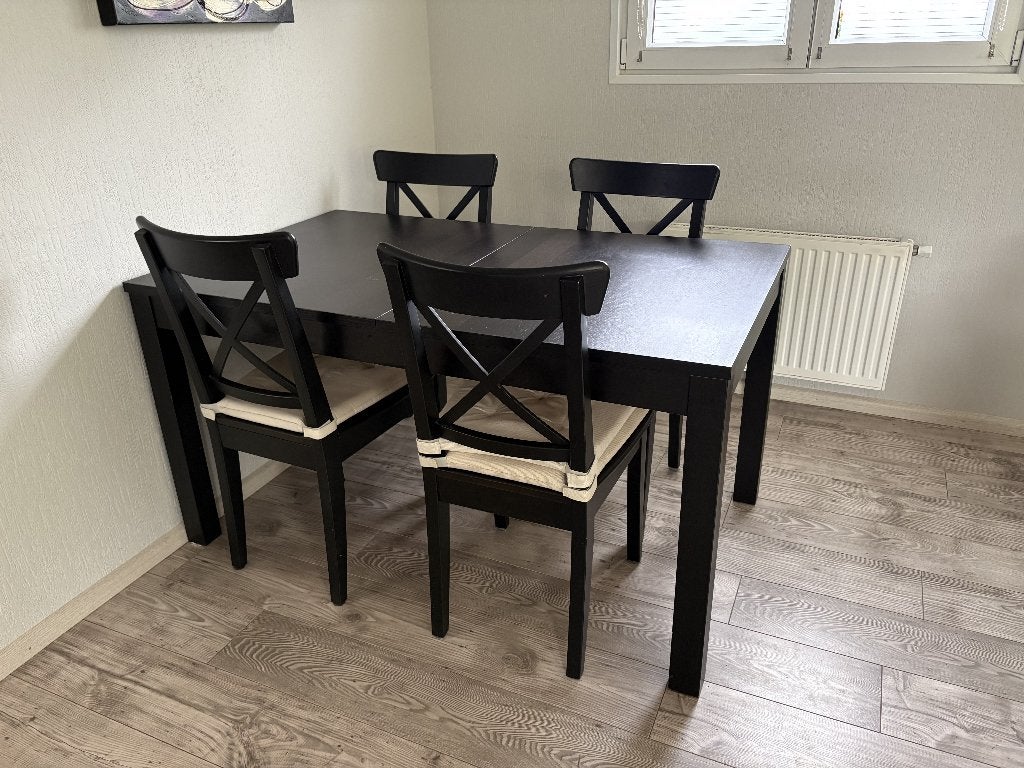 IKEA BJURSTA uitschuifbare eettafel met 6 Indolf stoelen, Huis en Inrichting, Ophalen, Gebruikt, Modern, functioneel, 4 tot 6 stoelen