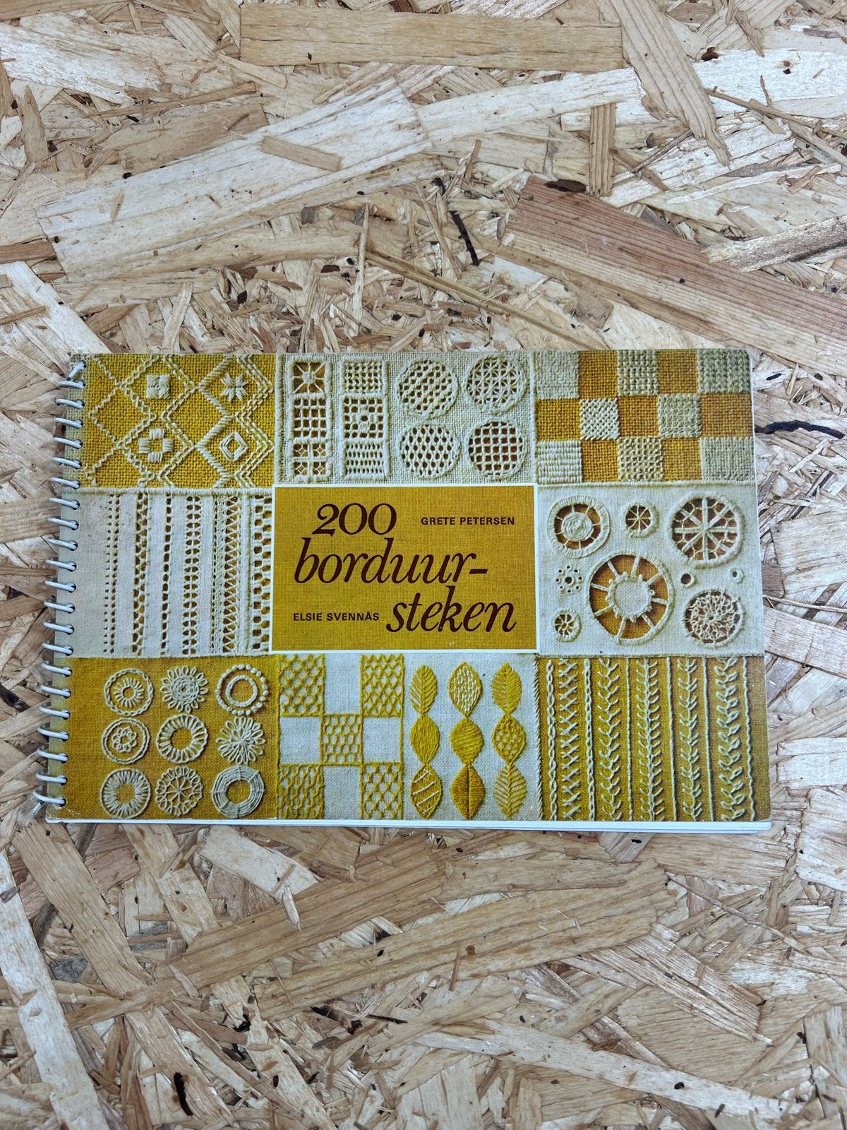 200 Borduursteken - Grete Petersen & Elsie Svennås, Ophalen of Verzenden, Zo goed als nieuw, Borduren en Naaien