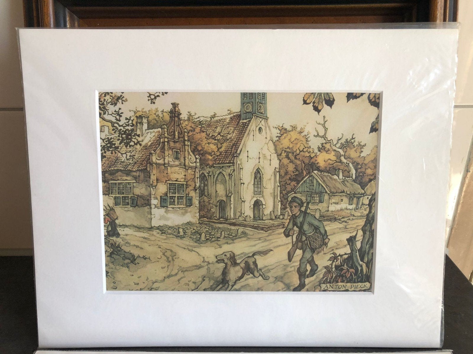 Anton Pieck Prent: Jongen met honden en kerk, Antiek en Kunst, Kunst | Etsen en Gravures, Dagelijks leven, Handgekleurd, Ophalen of Verzenden