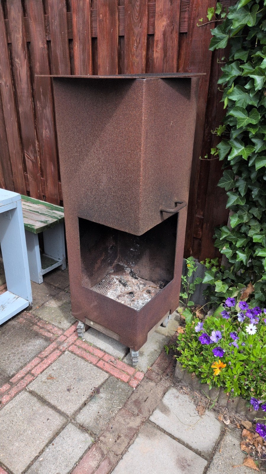 Robuuste stalen vuurton op wielen - 46x46x125 cm, Tuin en Terras, Ophalen of Verzenden