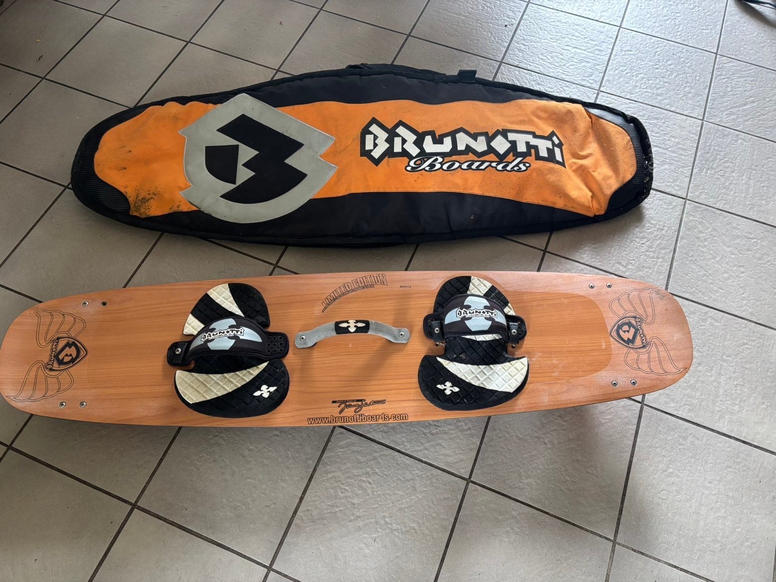 Brunotti Limited Edition Kitesurfboard inclusief boardbag, Ophalen, Gebruikt, Kiteboard