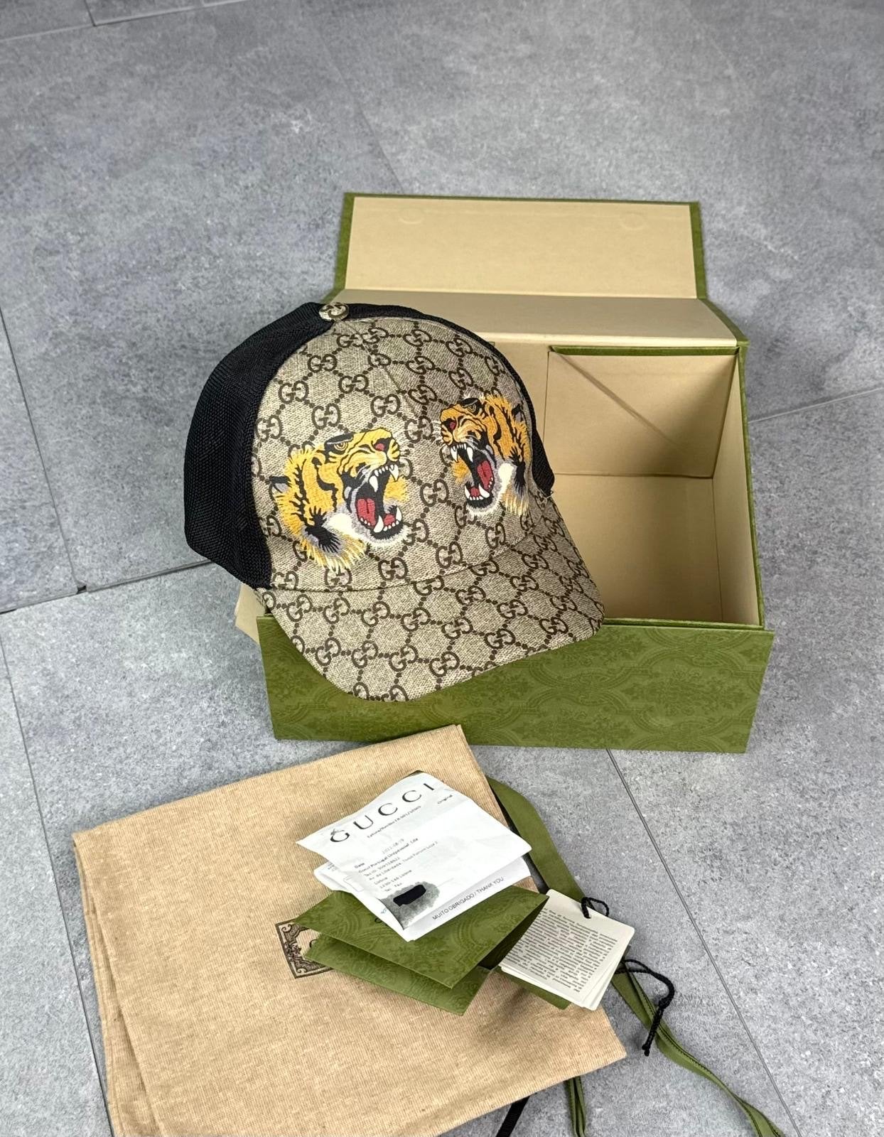 Gucci GG Supreme Tijger Pet - Beige/Bruin met Zwarte Mesh, Ophalen of Verzenden, Zo goed als nieuw, 57 cm (M, 7⅛ inch) of minder