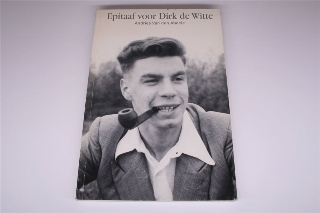 Epitaaf voor Dirk De Witte — Gesigneerd & Genummerd, Ophalen of Verzenden, Gelezen