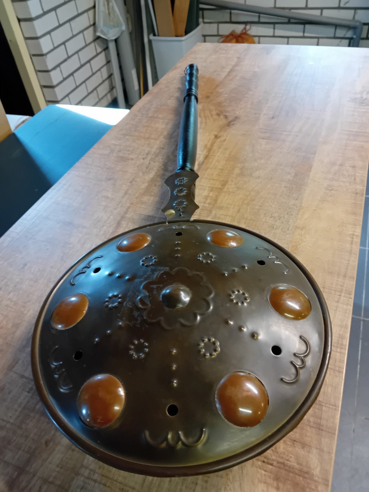 Antieke beddenpan met zwarte decoratieve steel, Antiek en Kunst, Antiek | Koper en Brons, Ophalen