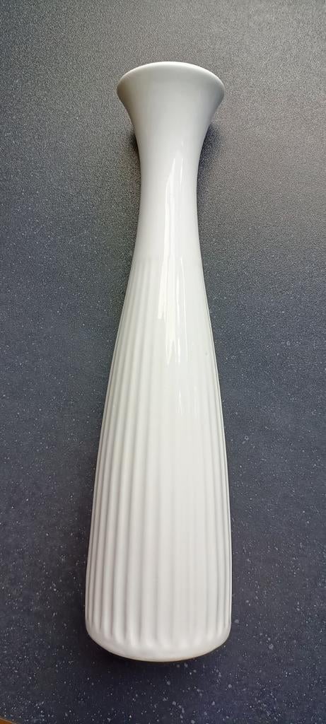 Witte geribbeld smal vaasje KPM Bavaria, Antiek en Kunst, Ophalen of Verzenden