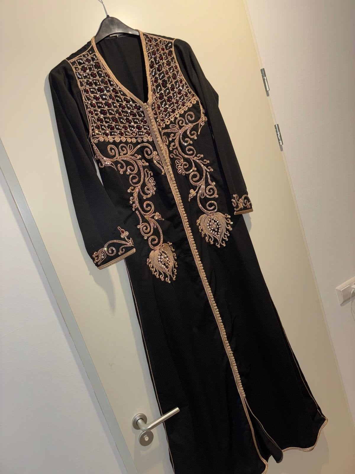 Zwarte kaftan, Ophalen, Gedragen