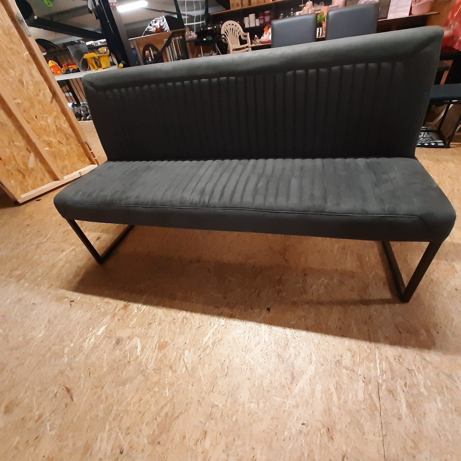 Moderne 3-persoons bank in donkergrijs stof met 3 stoelen, Ophalen, Gebruikt, Driepersoons, 75 tot 100 cm