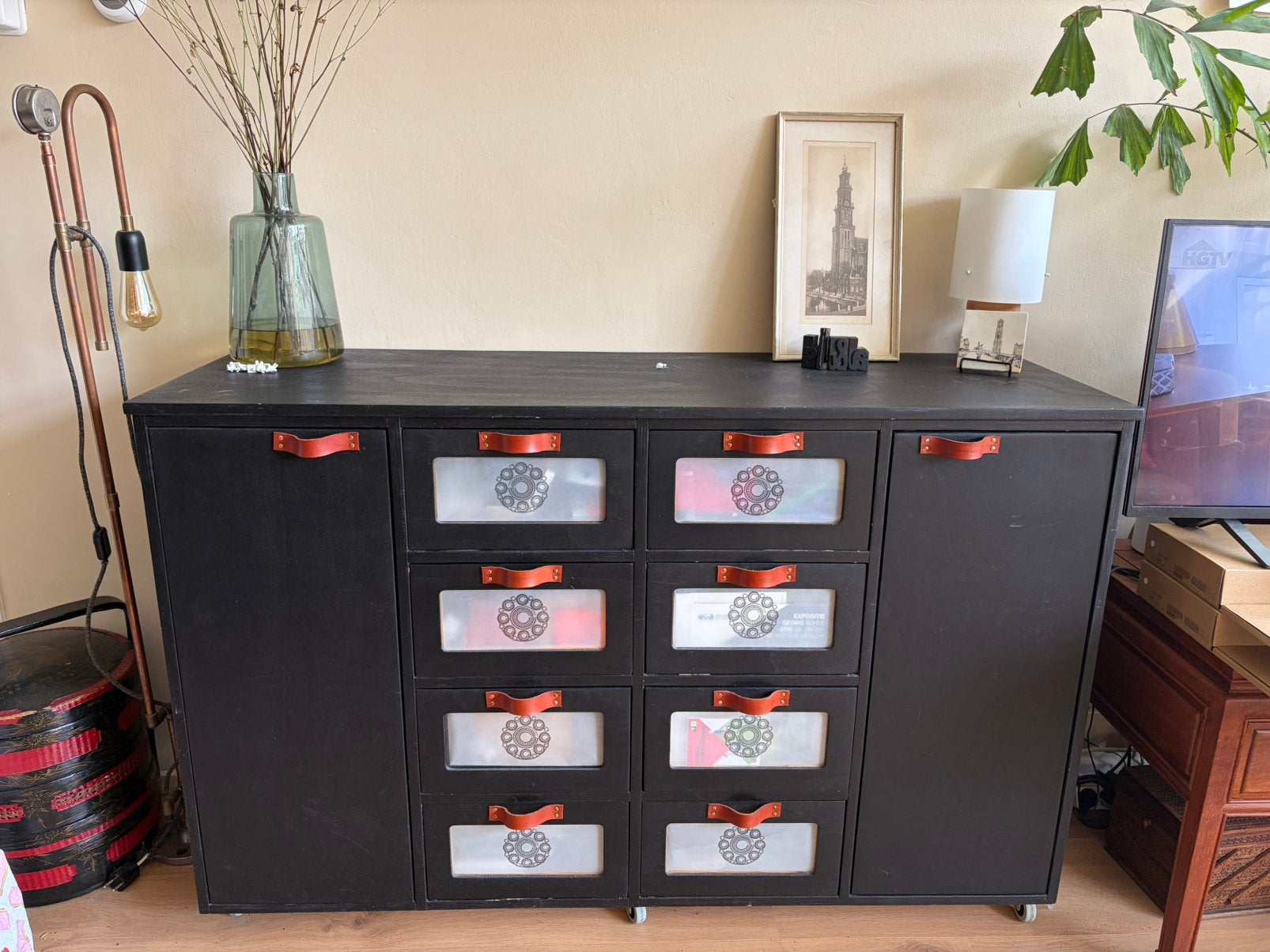 Mat zwart dressoir, lederen handvatten en lades met glas, Huis en Inrichting, Ophalen, Overige houtsoorten, Zo goed als nieuw