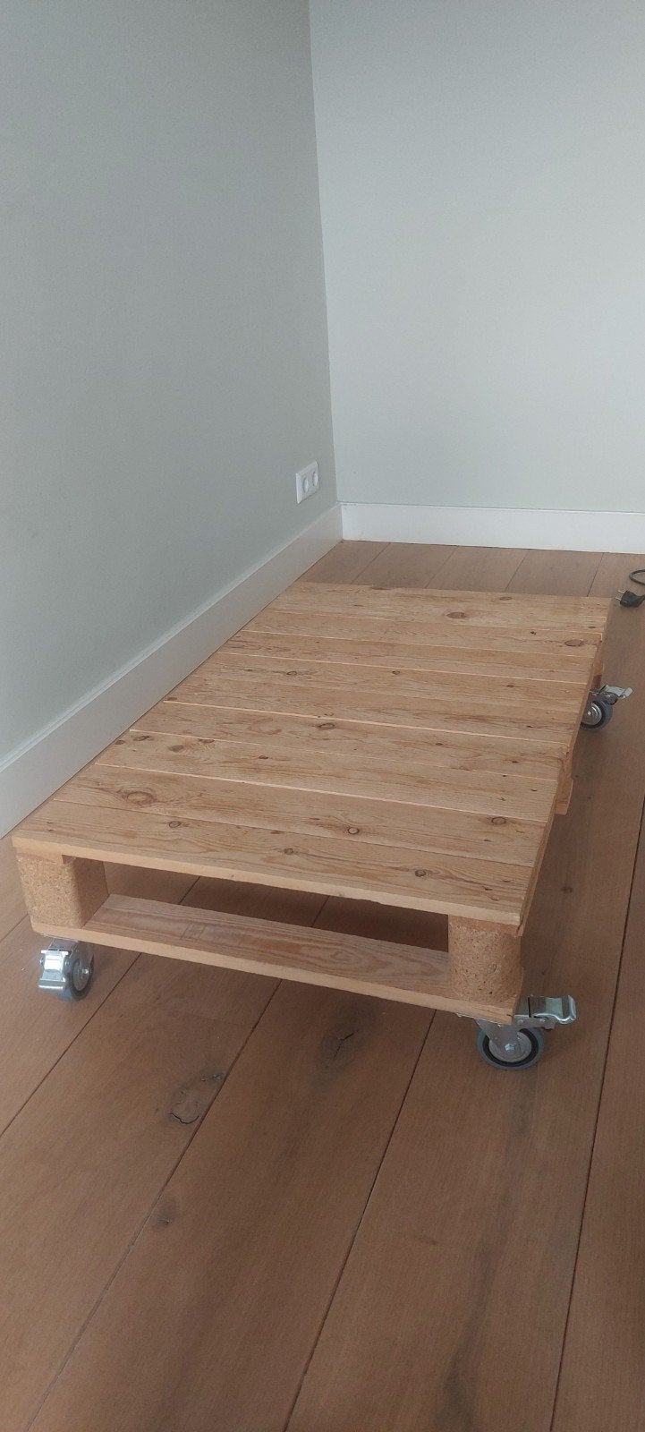 Tafeltje op wielen gemaakt van een pallet, Ophalen, Gebruikt, Rechthoekig, Modern