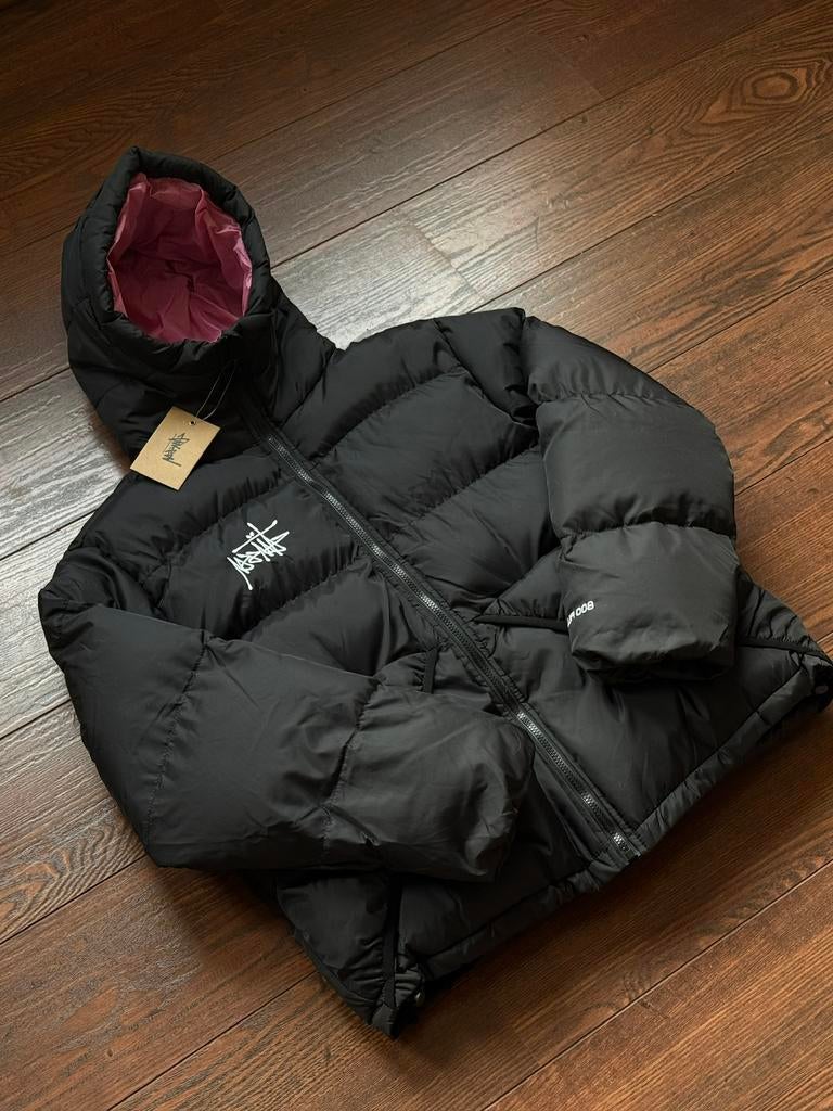 Stüssy 800 Fill Puffer Jas Maat L Black & Pink, Ophalen of Verzenden, Nieuw, Maat 52/54 (L), Zwart
