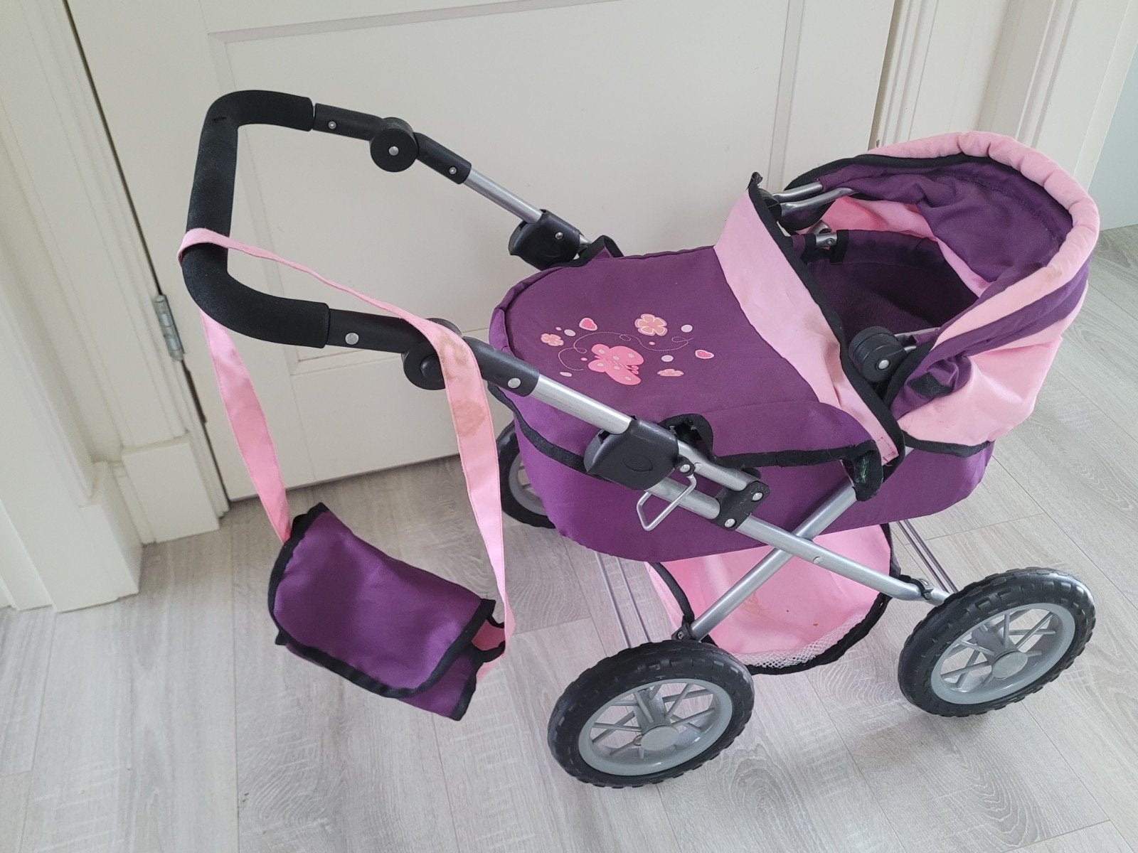 Mooie paarse poppenwagen met tasje, Ophalen, Zo goed als nieuw