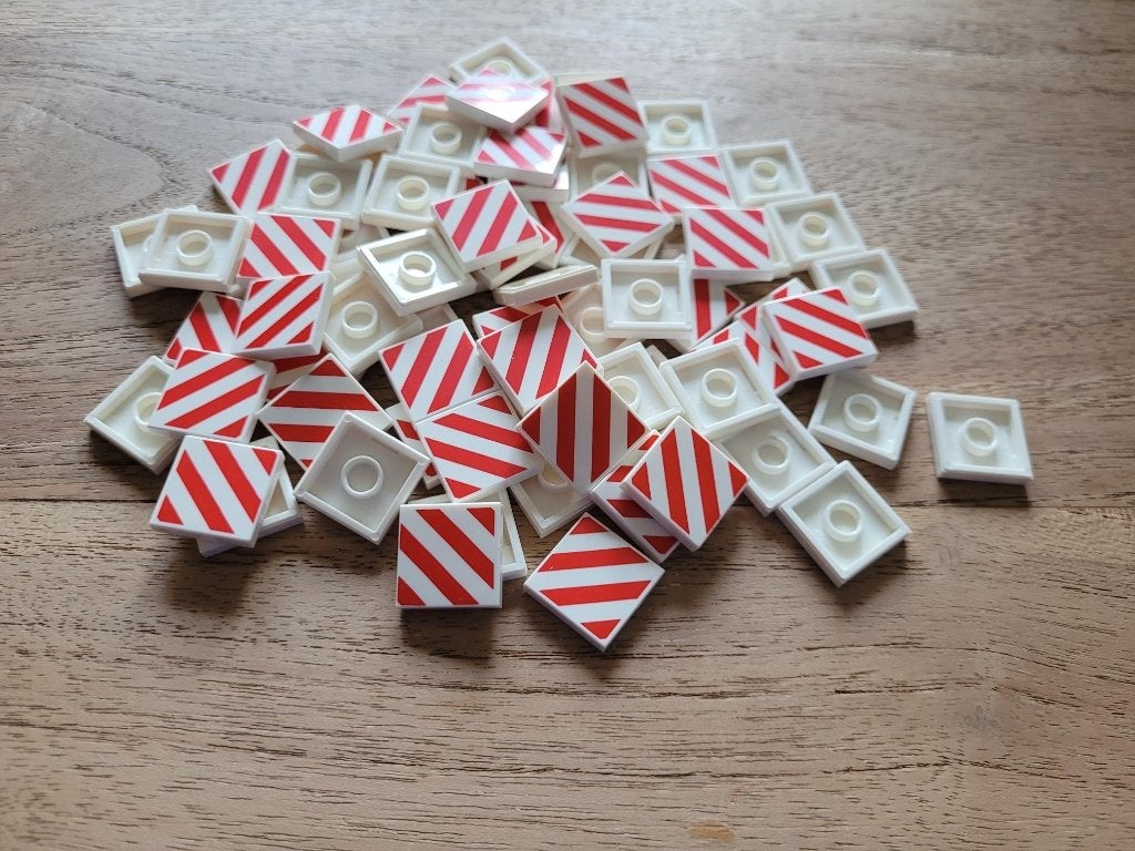 Partij J785=50x Nieuwe Lego tegels 2x2 met strepen