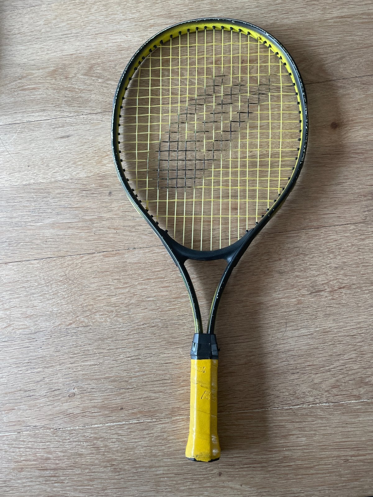 Gebruikt tennisracket met gele snaren en grip, Ophalen, Gebruikt, Racket, Overige merken