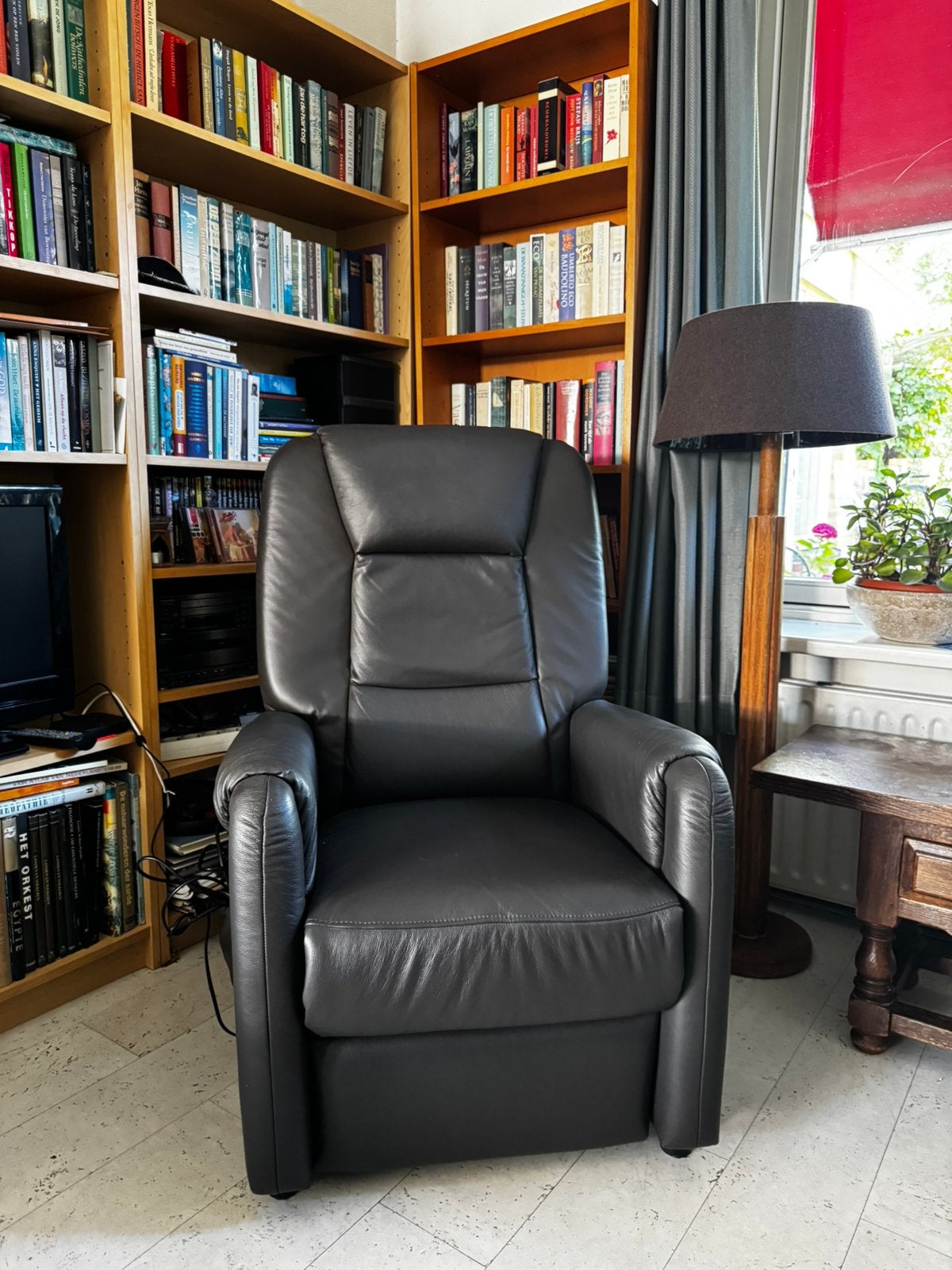 Luxe elektrische relaxfauteuil / sta-op stoel – zwart leer, Ophalen, Zo goed als nieuw, 50 tot 75 cm, Leer
