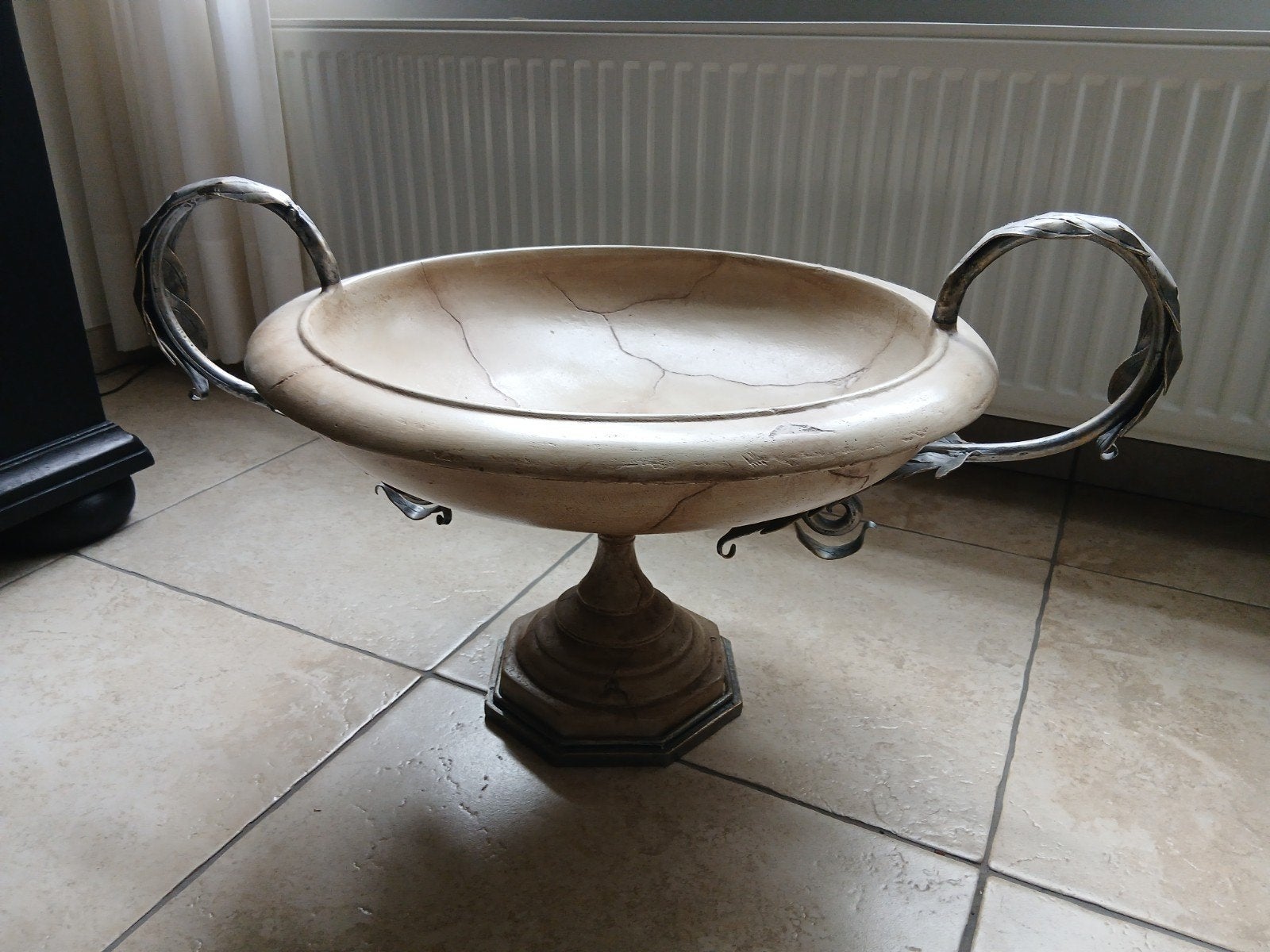 Decoratieve schaal met smeedijzeren handvatten, Ophalen
