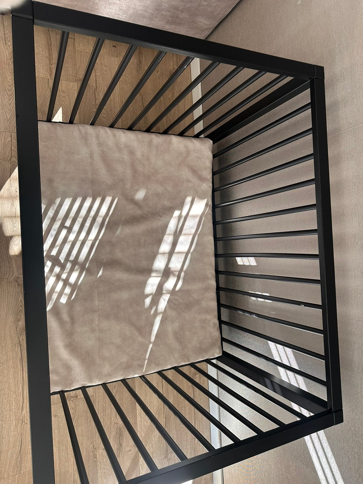 Zwarte box met matras, Ophalen of Verzenden, Zo goed als nieuw