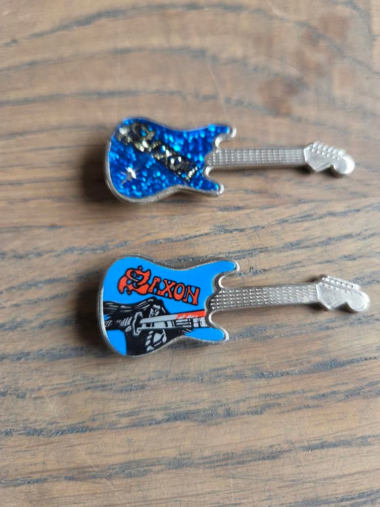 Saxon gitaar pins, Verzamelen, Speldjes, Pins en Buttons, Ophalen