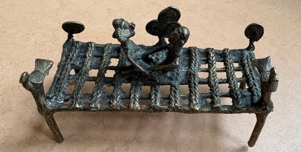 Dhokra beeldje van liefdespaar op een charpai, India, Ophalen of Verzenden
