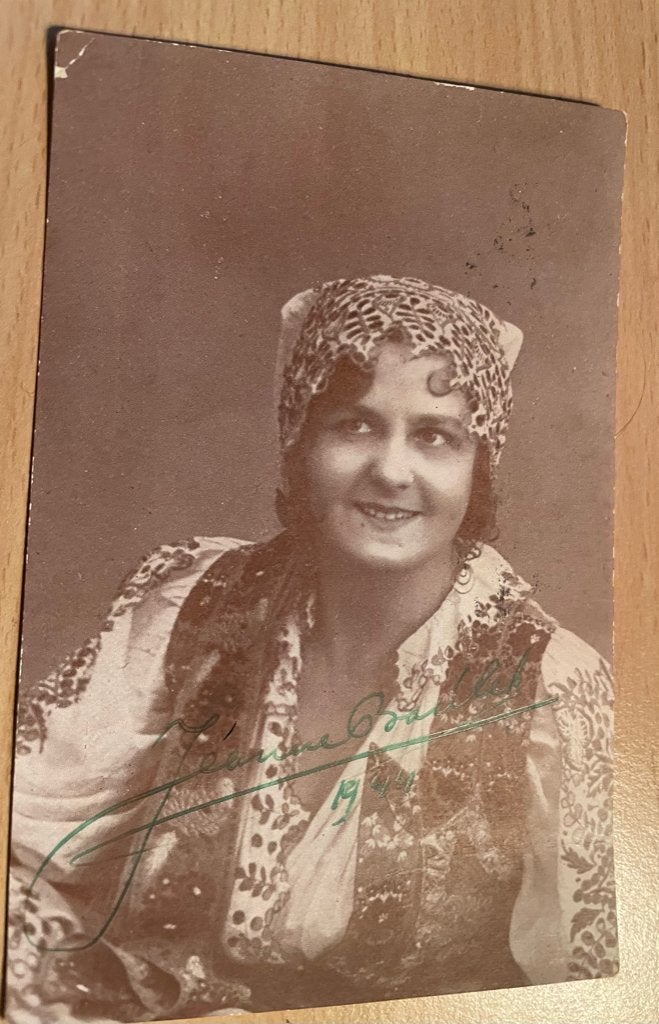 ansichtkaart van Jeanne Bacilek met echte handtekening., Verzamelen, Verzenden, 1920 tot 1940, Sterren en Beroemdheden