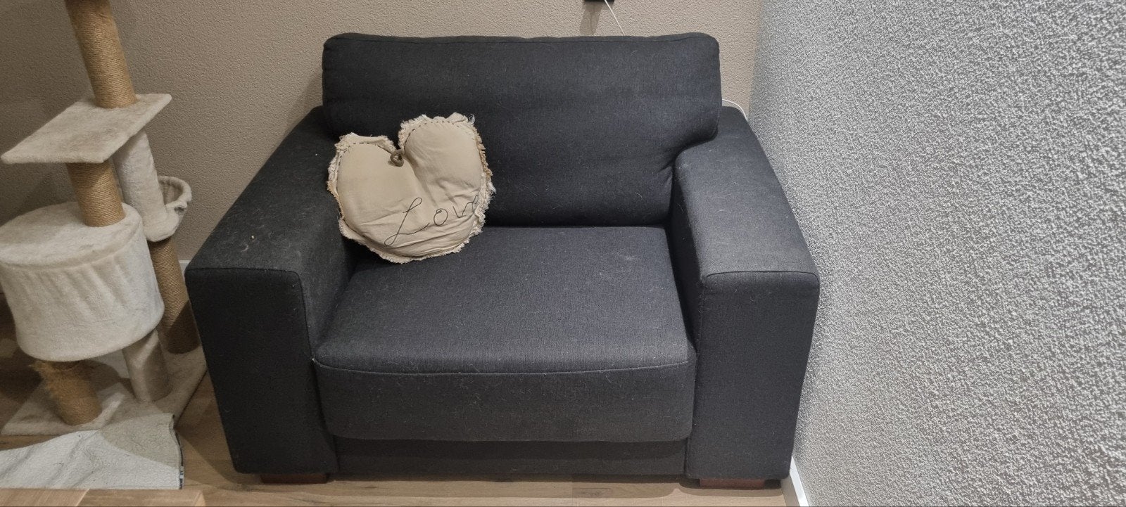 Zwarte Loveseat (anderhalf zit), Ophalen, Tweepersoons, 75 tot 100 cm, Zo goed als nieuw