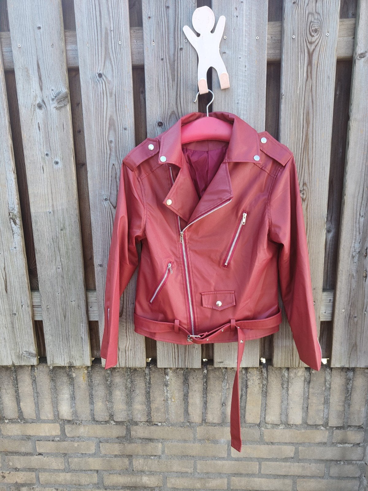 Stoere rode bikerjack met riem - Maat L, Maat 42/44 (L), Ophalen of Verzenden, Merkloos, Gedragen