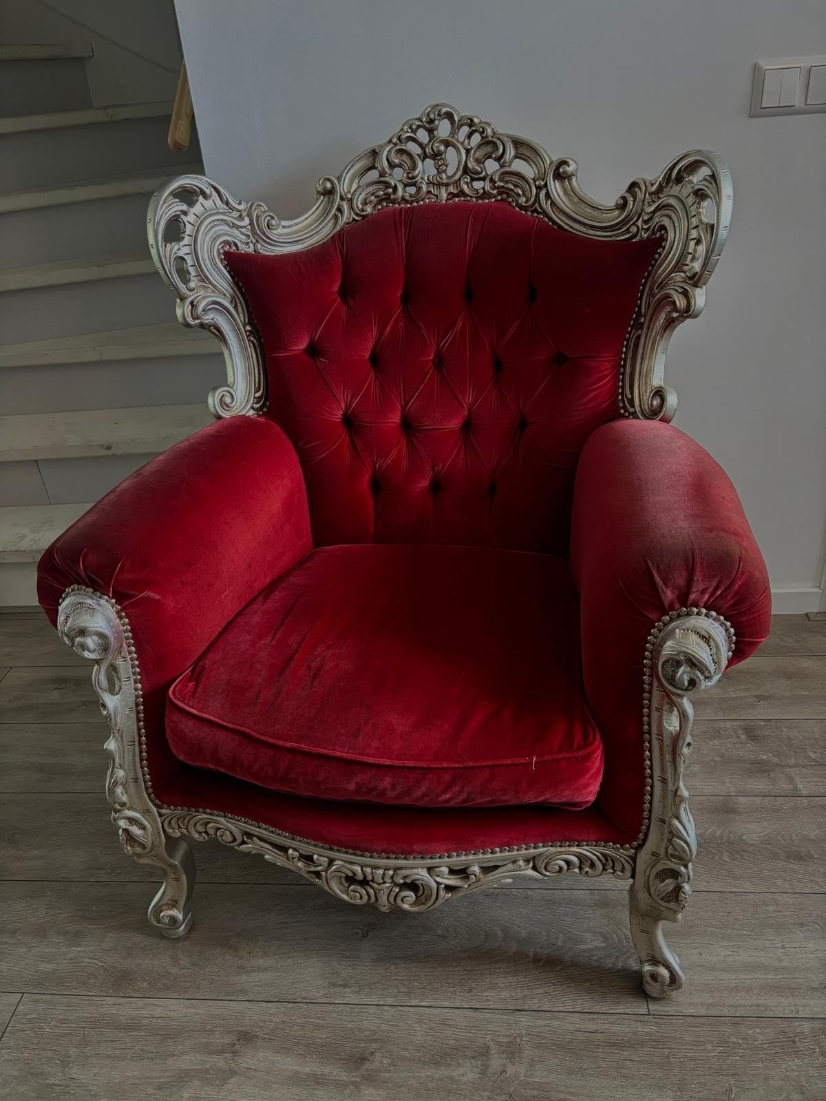 Fauteuil - Rood fluweel met zilveren accenten-Opknapper, Ophalen, Gebruikt, Eenpersoons, 75 tot 100 cm