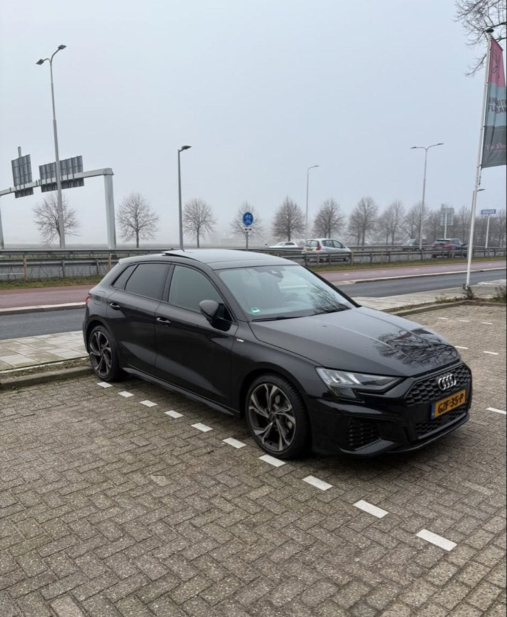 Audi A3 30 Tfsi 110pk Mhev S-tronic 2023 Zwart, Auto's, Zwart, Leder en Stof, Zwart, 3 cilinders