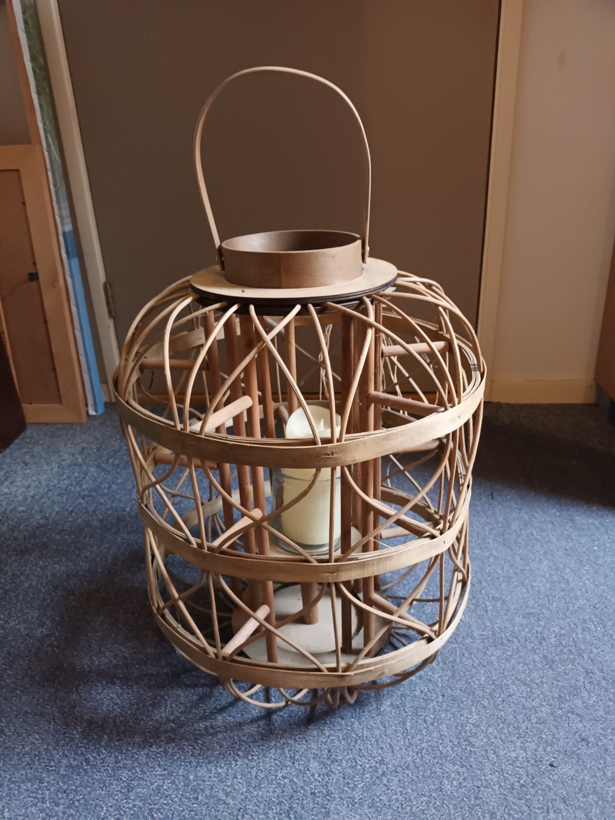 Grote rotan windlicht met handvat, Ophalen