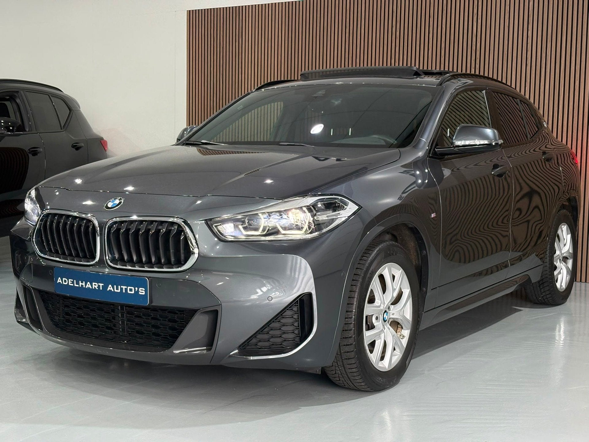 BMW X2 SDrive18i Executive M Sport Automaat / Panorama dak /, Auto's, Dealer onderhouden, Gebruikt, Zwart, Automatische klimaatregeling