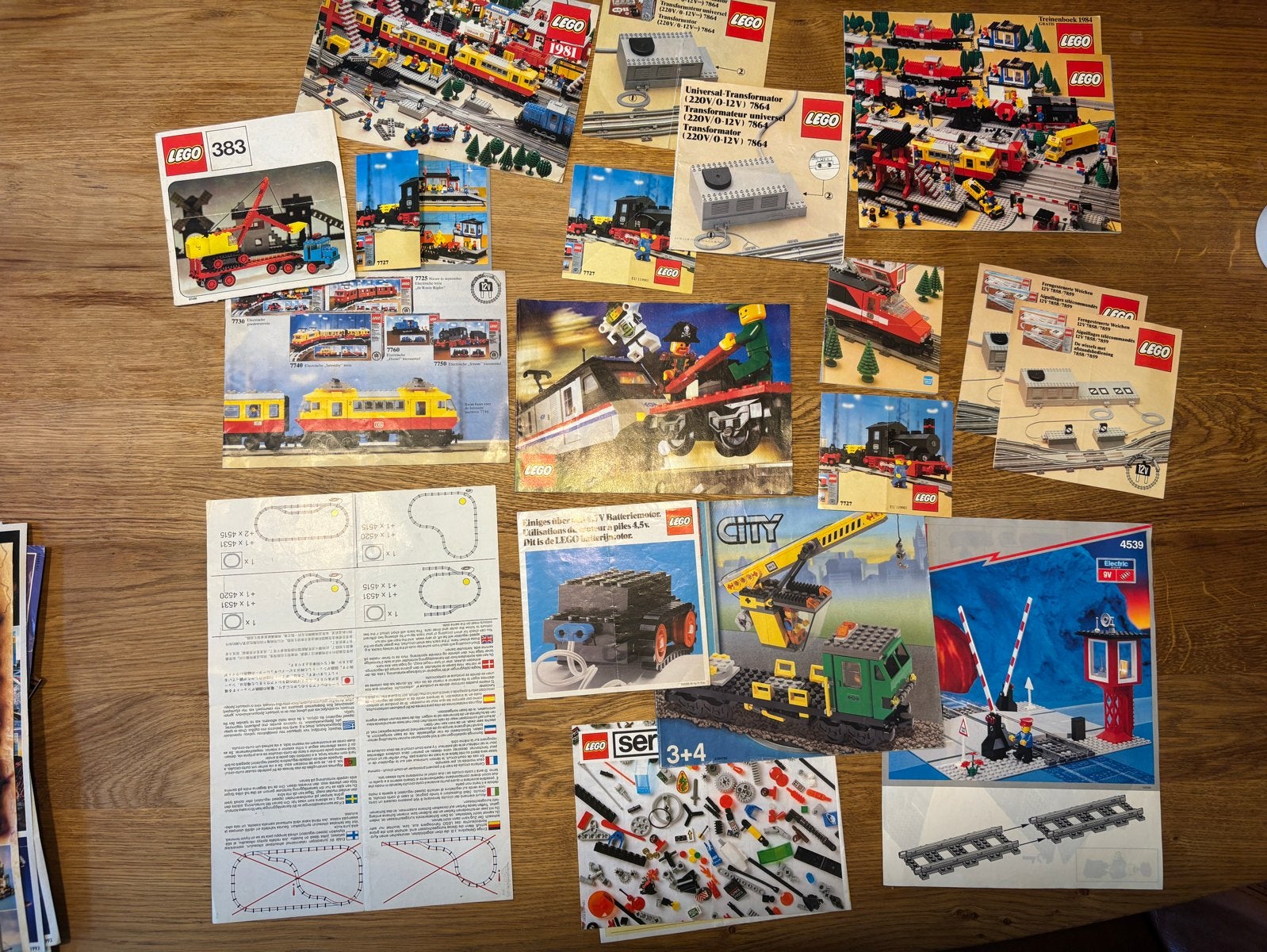 Diverse LEGO trein 12v boekjes en catalogi (treinen), Kinderen en Baby's, Lego, Accessoire, Ophalen of Verzenden, Inclusief instructies