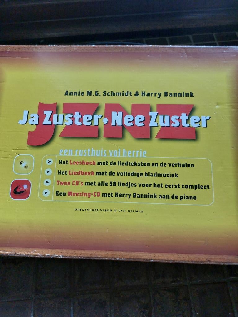 Ja Zuster, Nee Zuster Boxset: Boek, Liedboek & 2 CD's, Ophalen of Verzenden, Gebruikt, Boxset