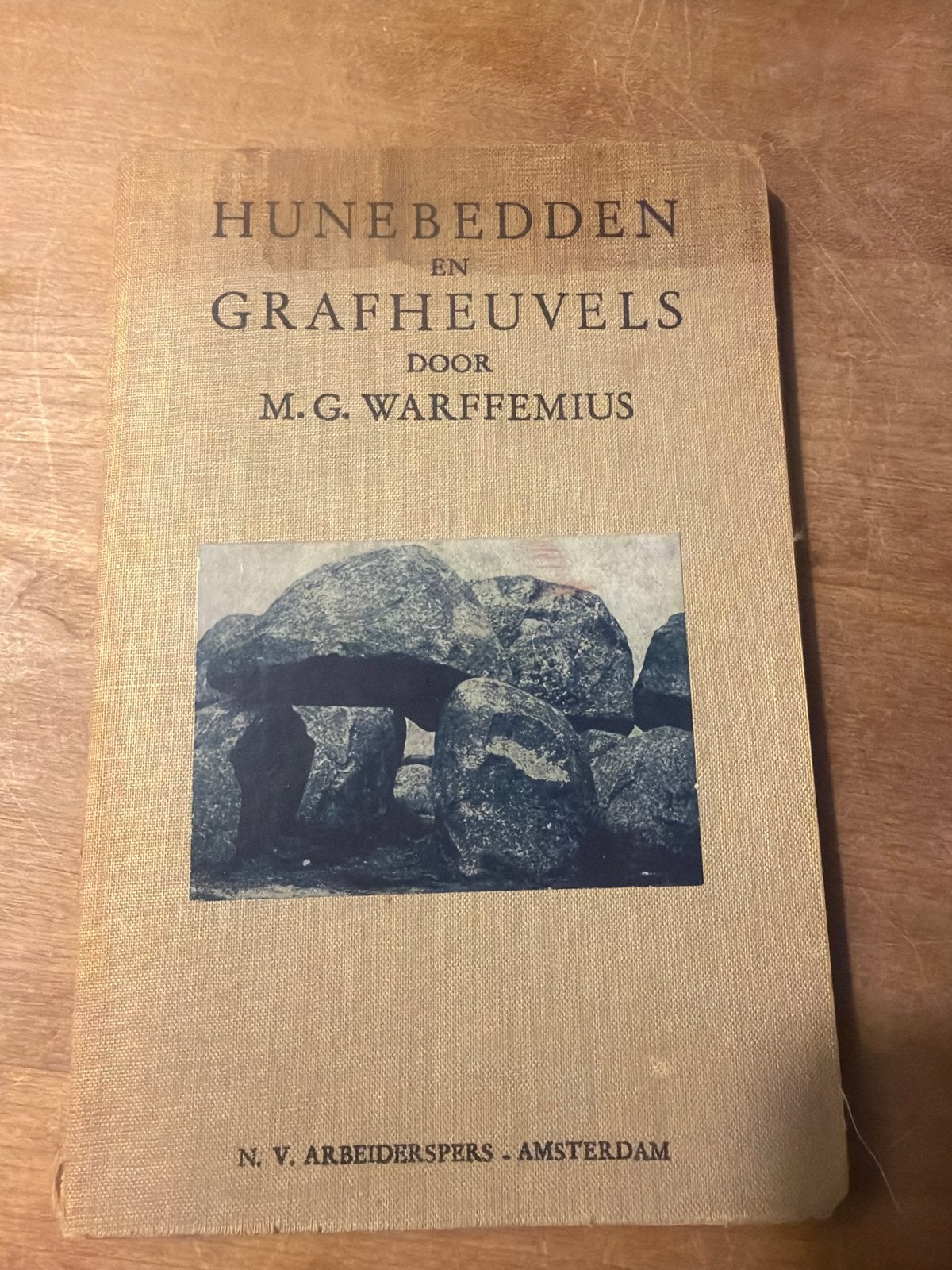 Hunebedden en Grafheuvels - M.G. Warffemius, Ophalen of Verzenden, 20e eeuw of later, Gelezen