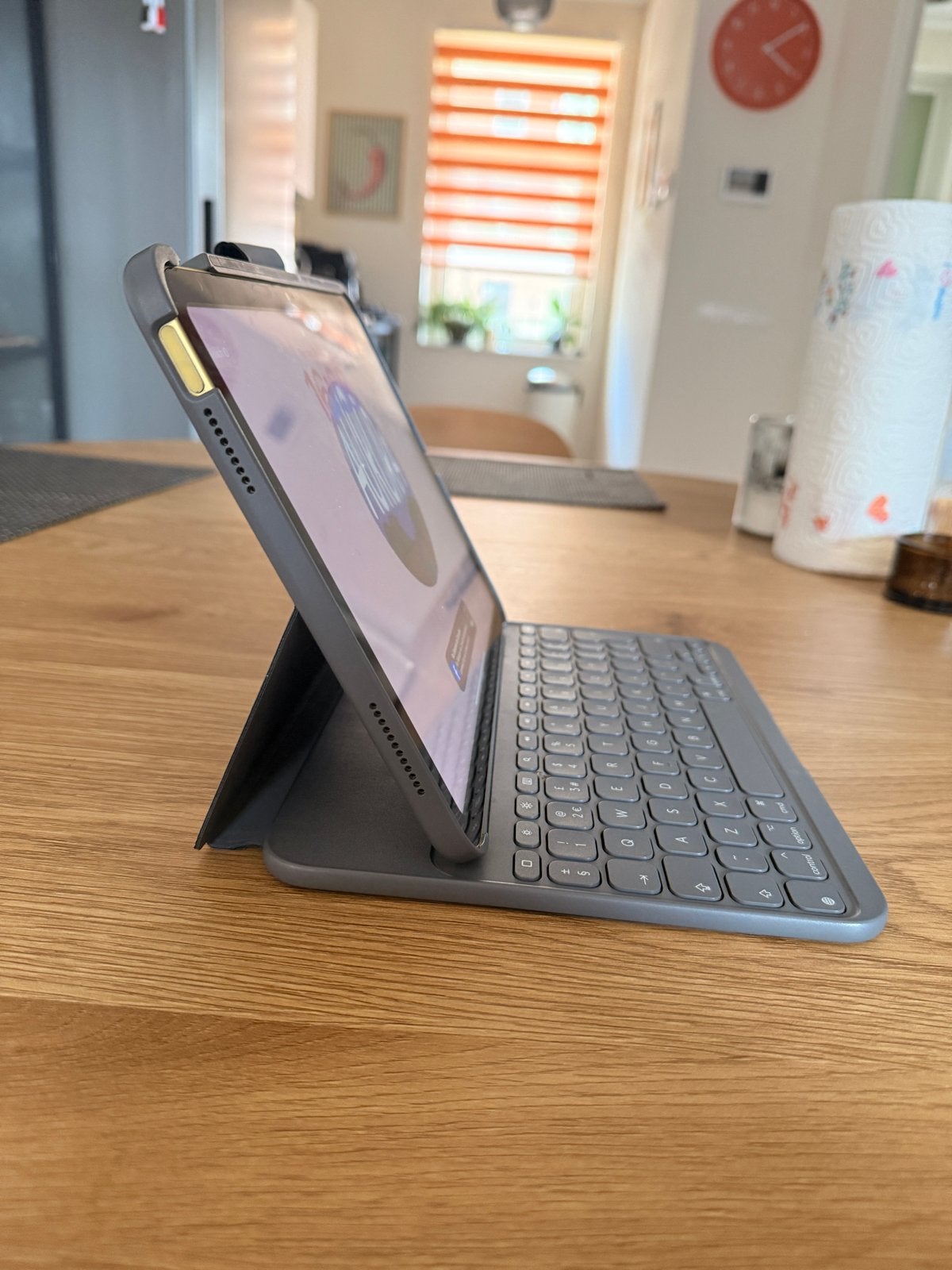Logitech Slim Folio Toetsenbordhoes voor iPad 10, Computers en Software, Ophalen of Verzenden, Zo goed als nieuw, 10 inch, Bescherming voor- en achterkant