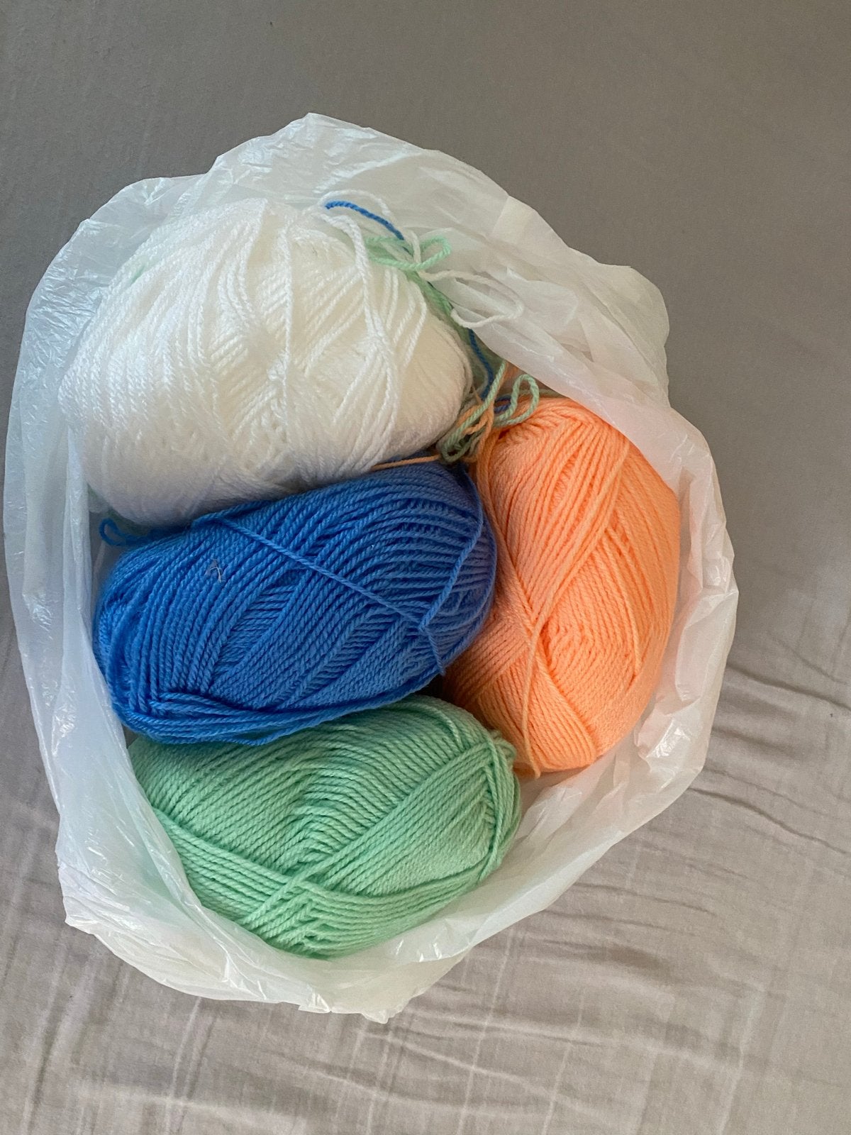 4 bollen wol in verschillende kleuren, Ophalen, Zo goed als nieuw, Breien of Haken, Wol of Garen