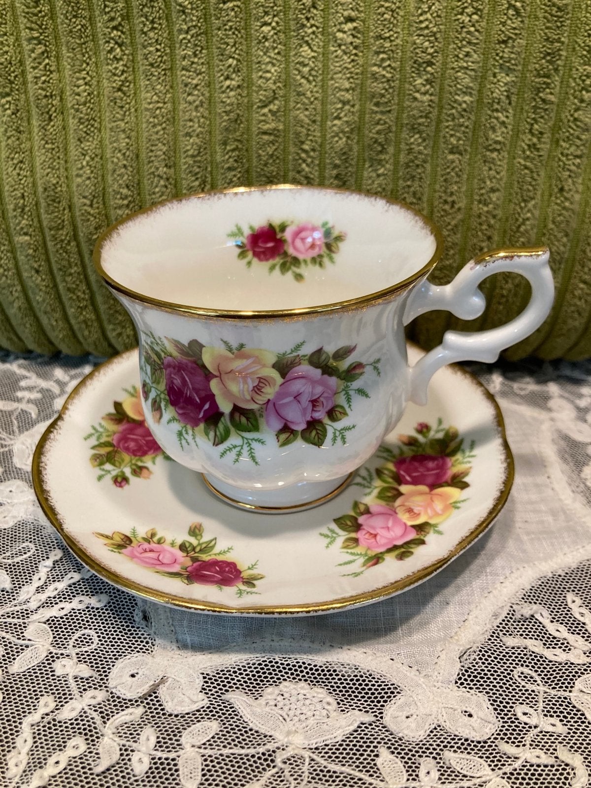 Kop en schotel Cottage Roses (250826), Ophalen of Verzenden, Zo goed als nieuw, Porselein