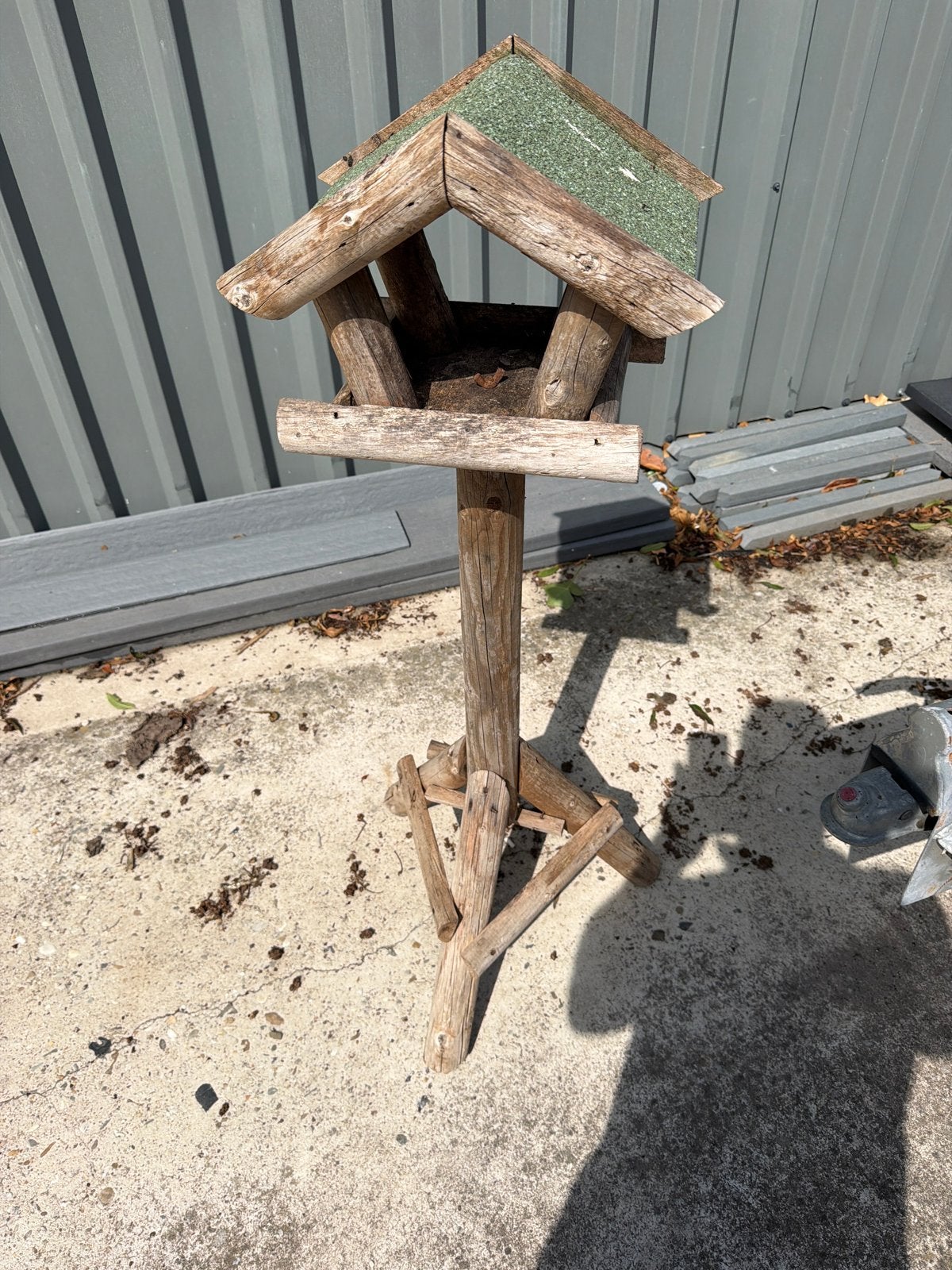 Houten vogelhuisje op standaard, Tuin en Terras, Vogelhuisjes en Vogelbaden, Ophalen, Gebruikt
