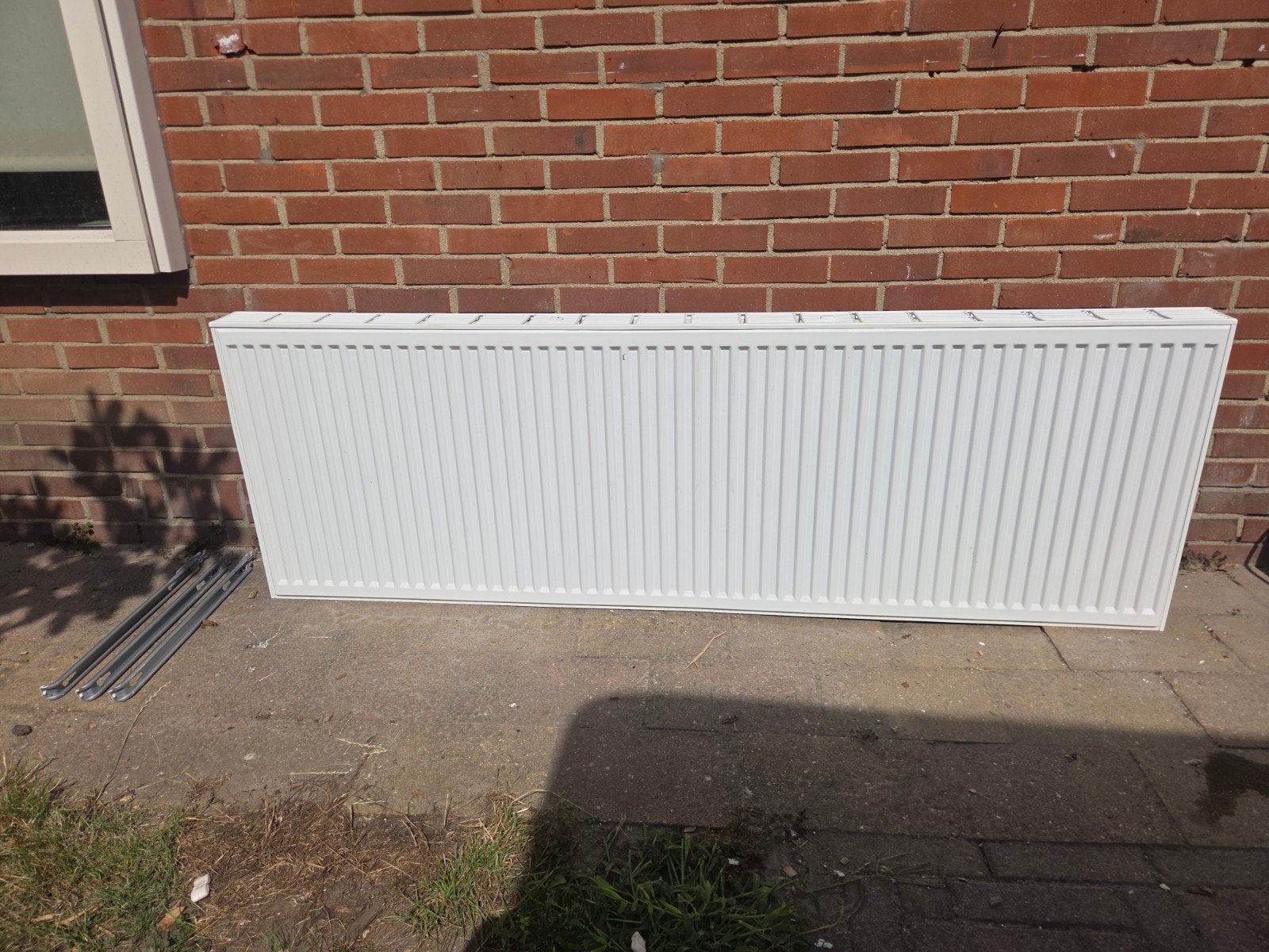 Grote witte radiator met ophangbeugels, 30 tot 80 cm, Gebruikt, Radiator, 150 cm of meer