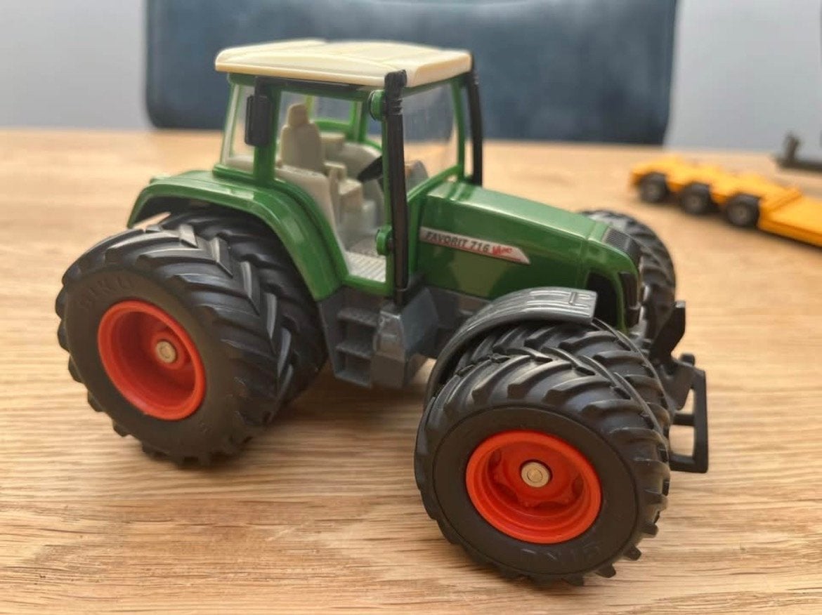 Siku Fendt Favorit 716 met Krampe kieptrailer en houtlader, Ophalen of Verzenden, Zo goed als nieuw