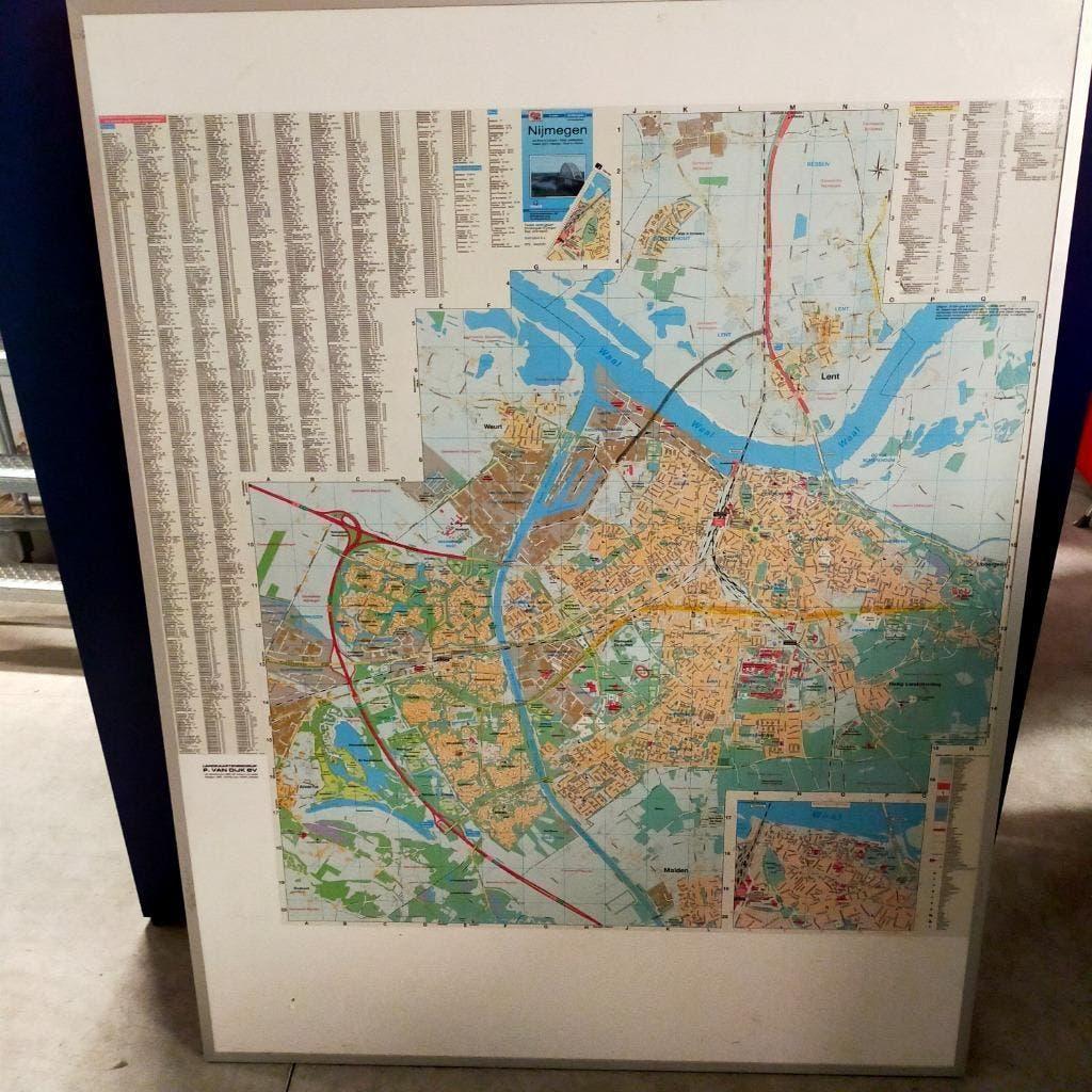 Stratenkaart Nijmegen 130x100 cm, Boeken, Gelezen, Ophalen of Verzenden, Landkaart, 1800 tot 2000